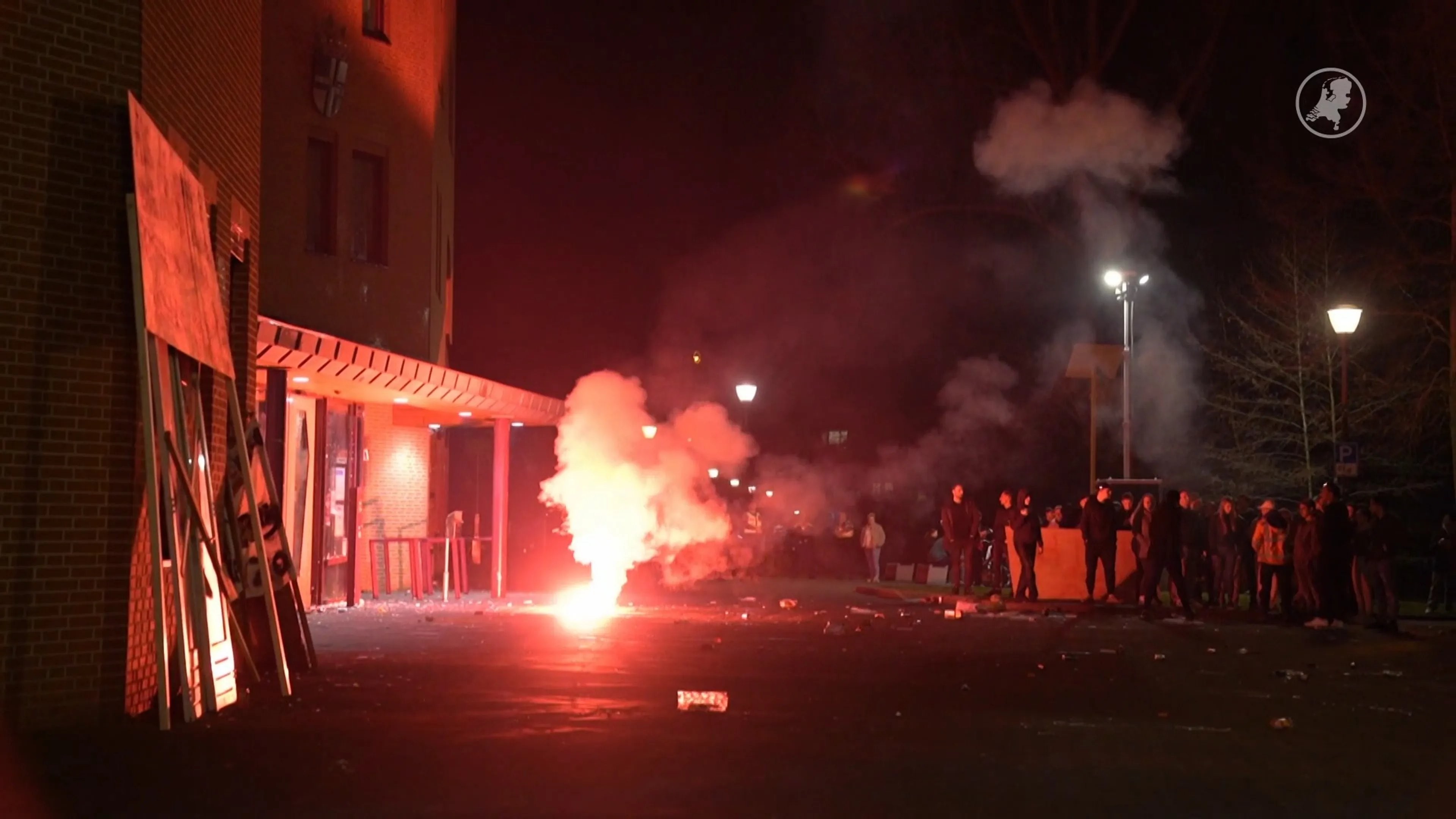 Grimmig protest tegen azc Berlicum: vuurwerk afgestoken en eieren gegooid