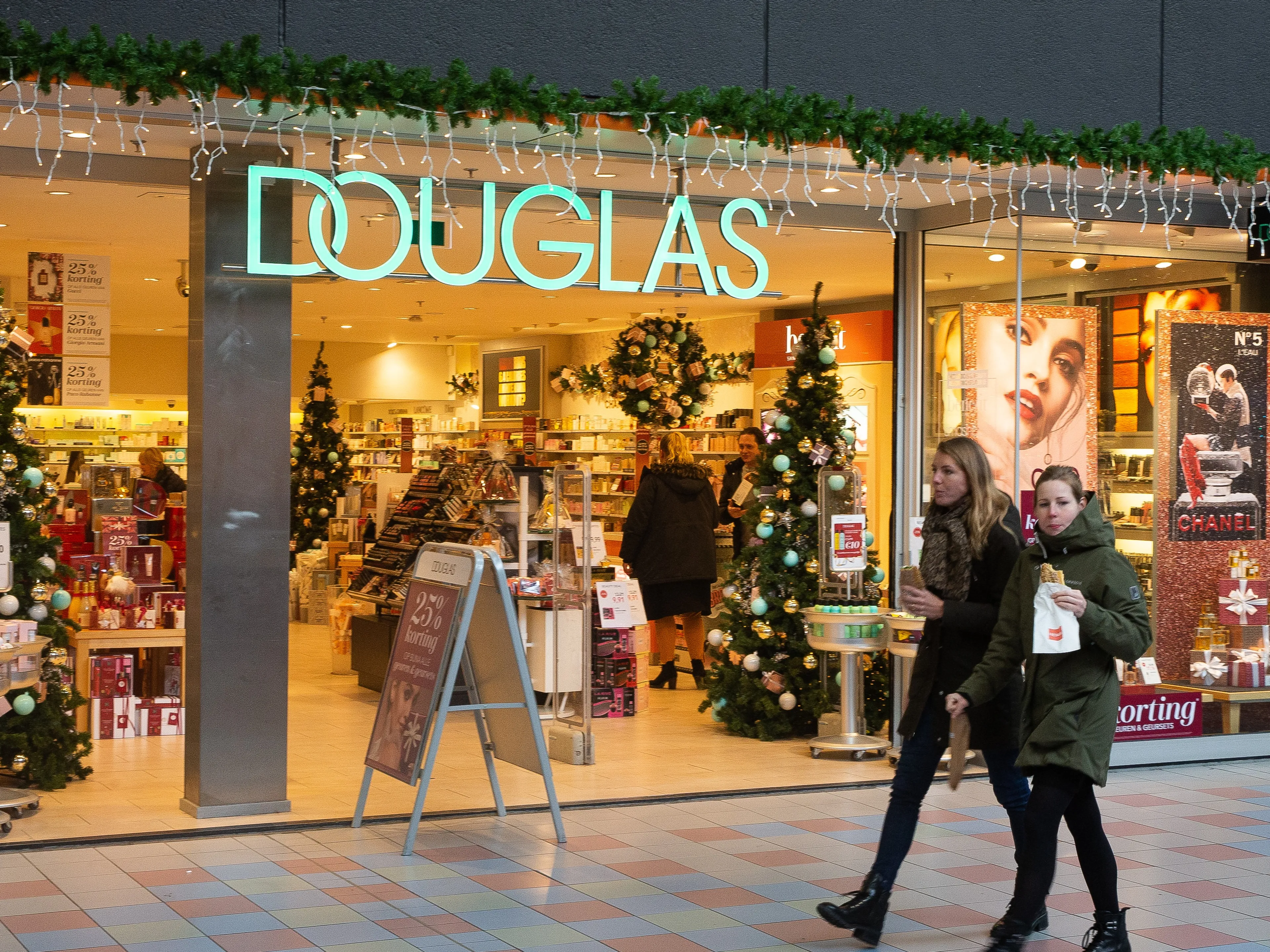 Parfumerieketen Douglas sluit zo'n 500 winkels, mogelijk ook in Nederland