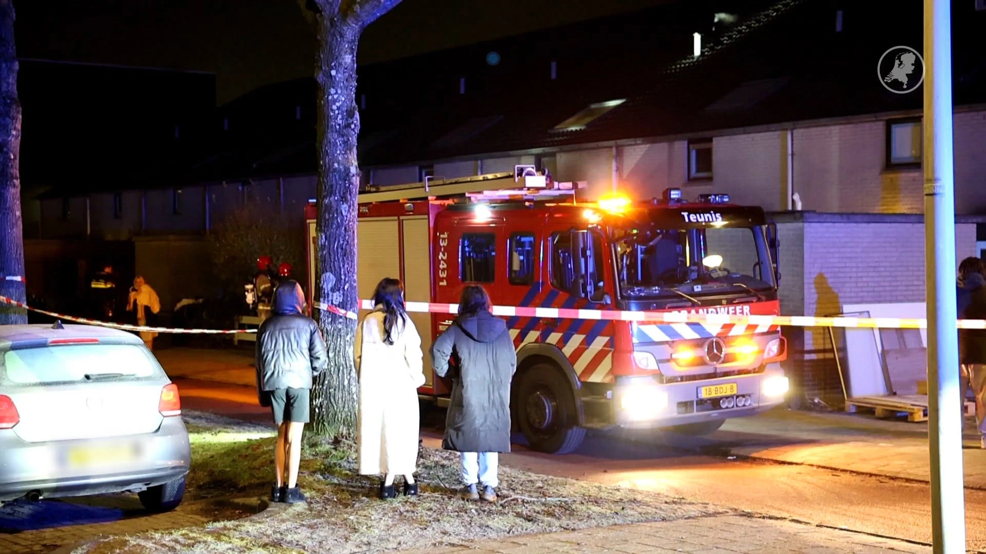 Brand bij voordeur Amsterdam, buurtbewoners hoorden knal