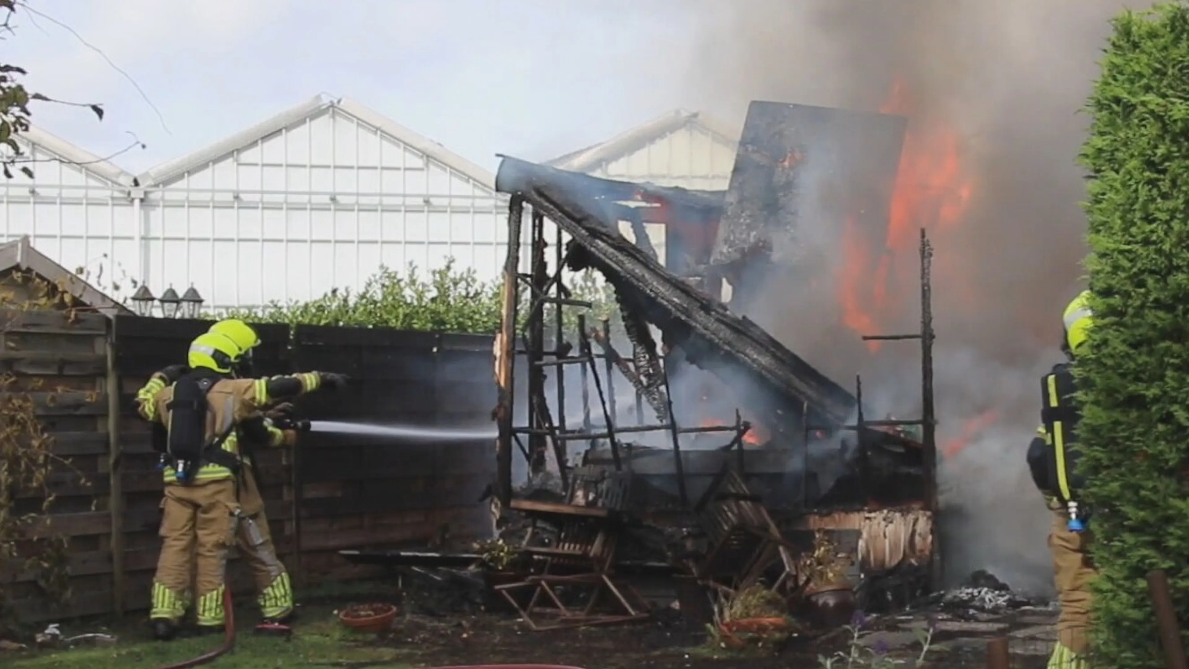 Stacaravan volledig afgebrand, bewoner gewond naar het ziekenhuis