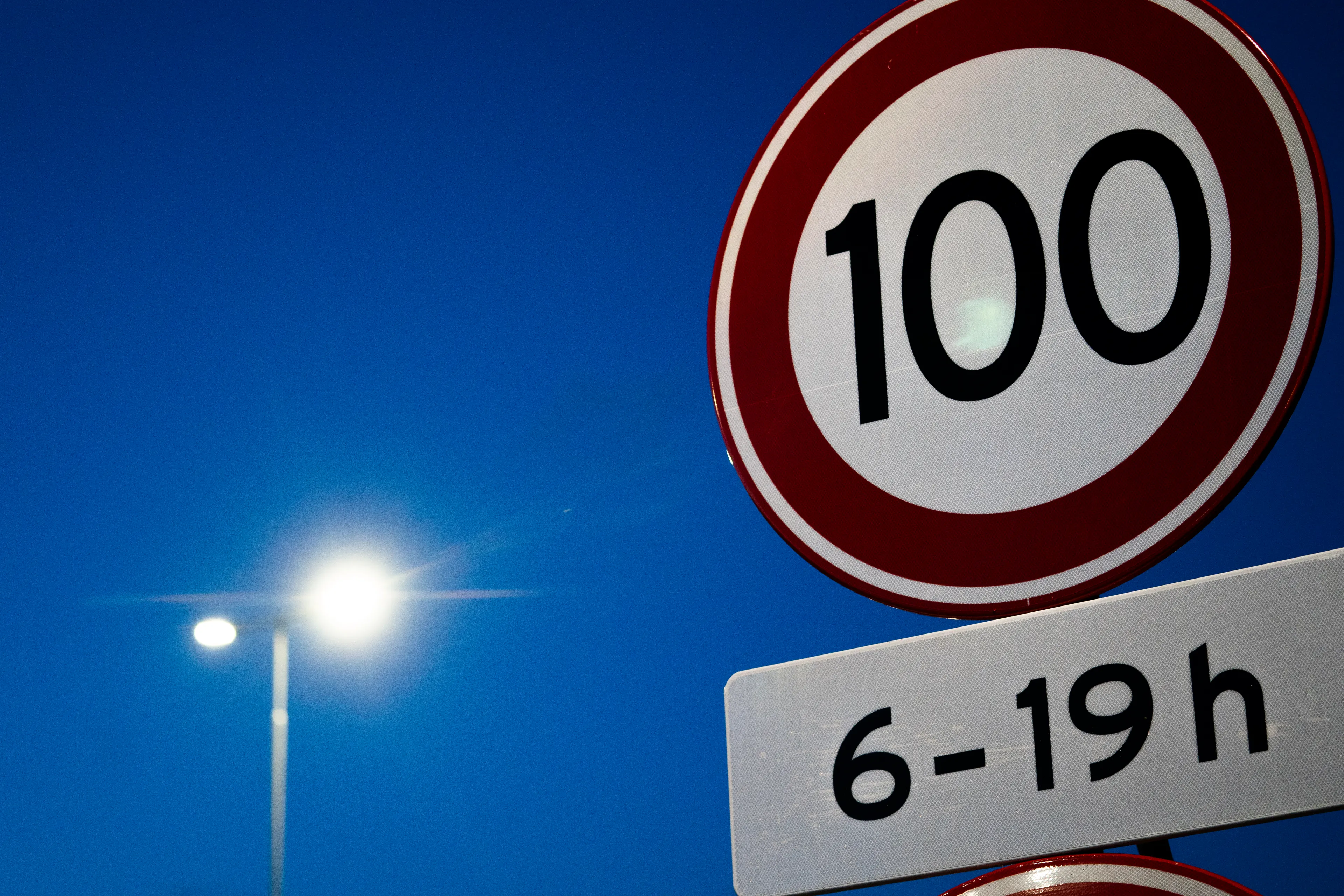 Vanaf vandaag is de maximumsnelheid overal 100 kilometer per uur