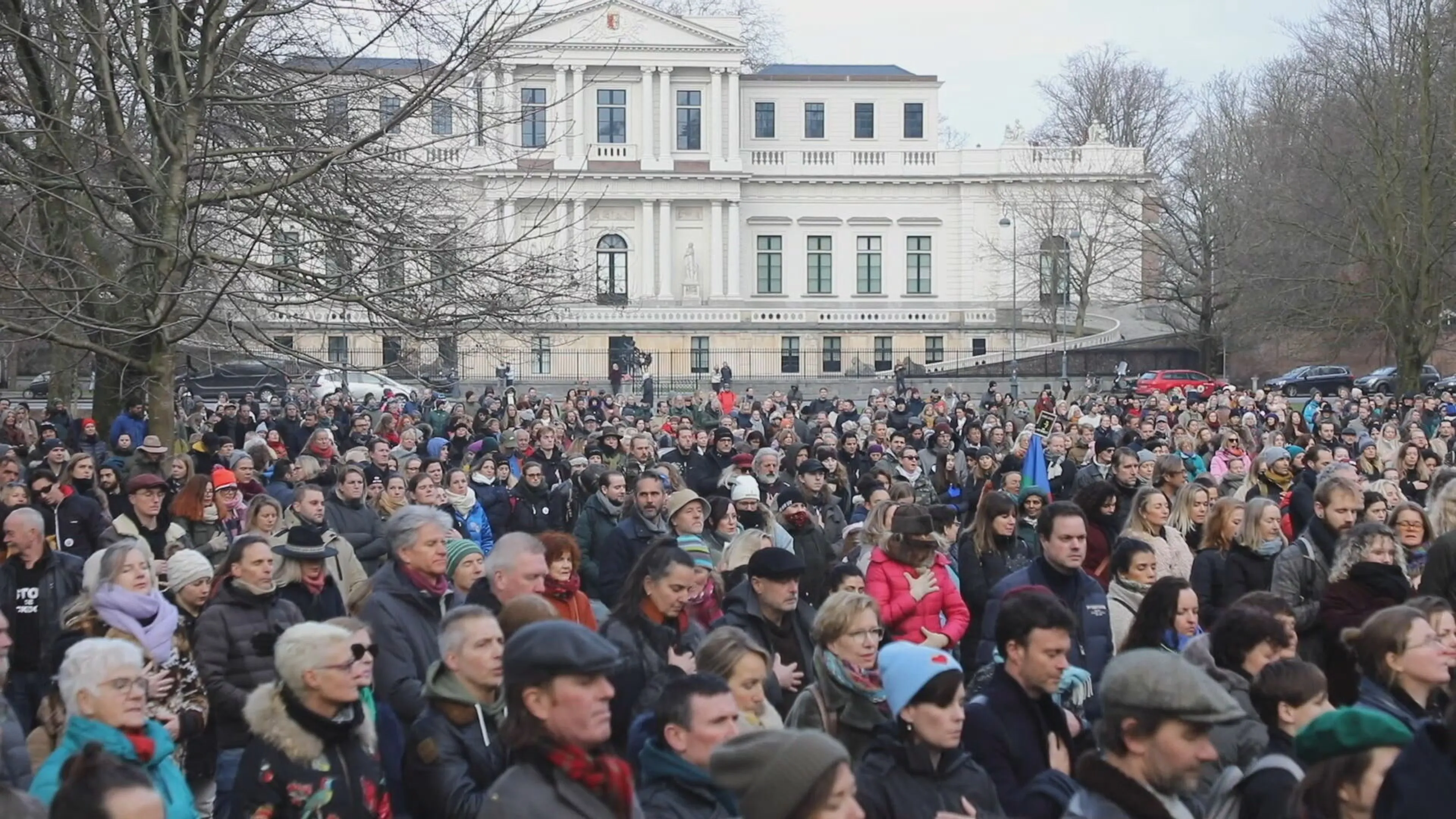 Enkele honderden betogers verzamelen zich in Haarlem voor coronaprotest