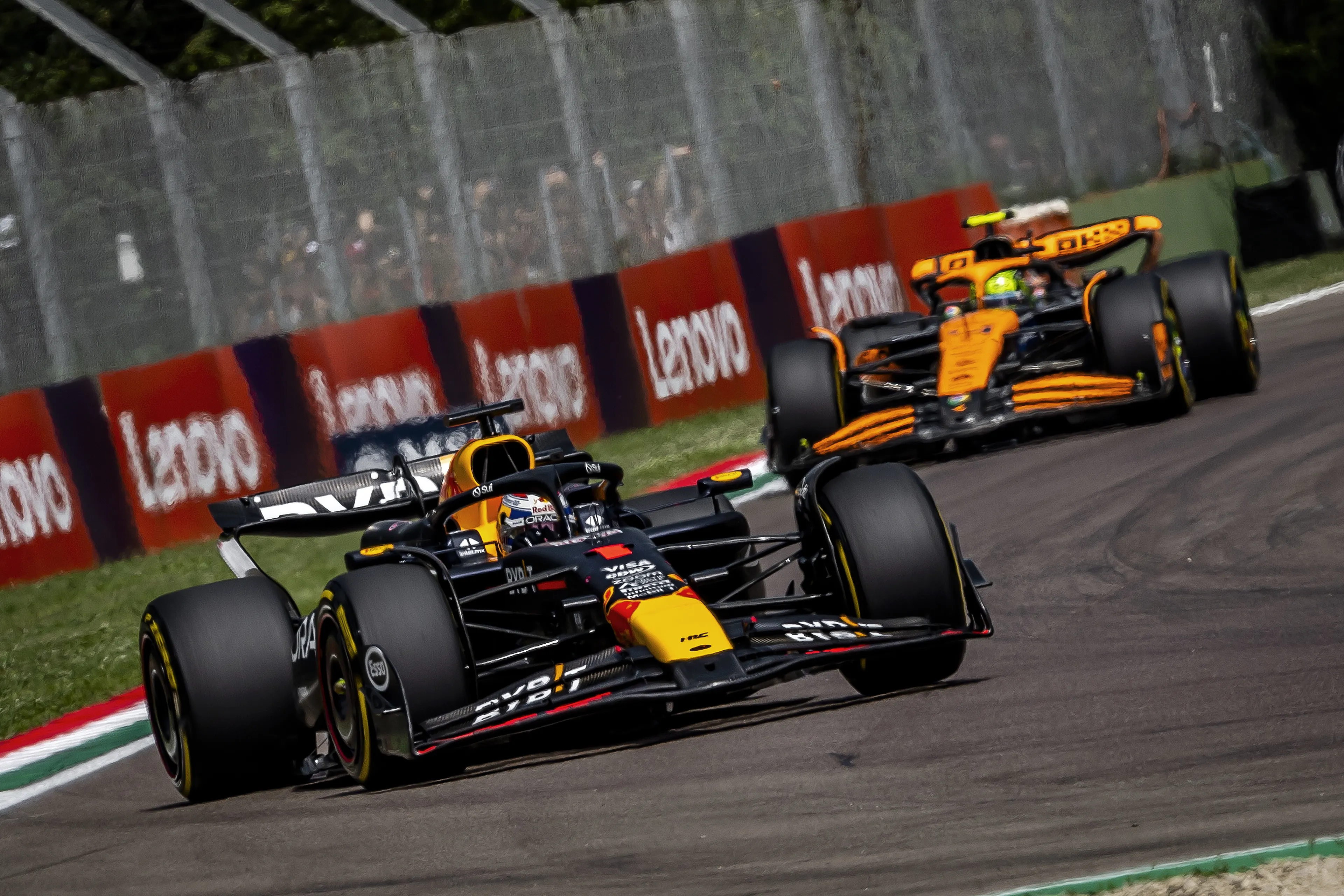 Verstappen weet Norris maar nét voor te blijven tijdens spannend slotstuk in Italië