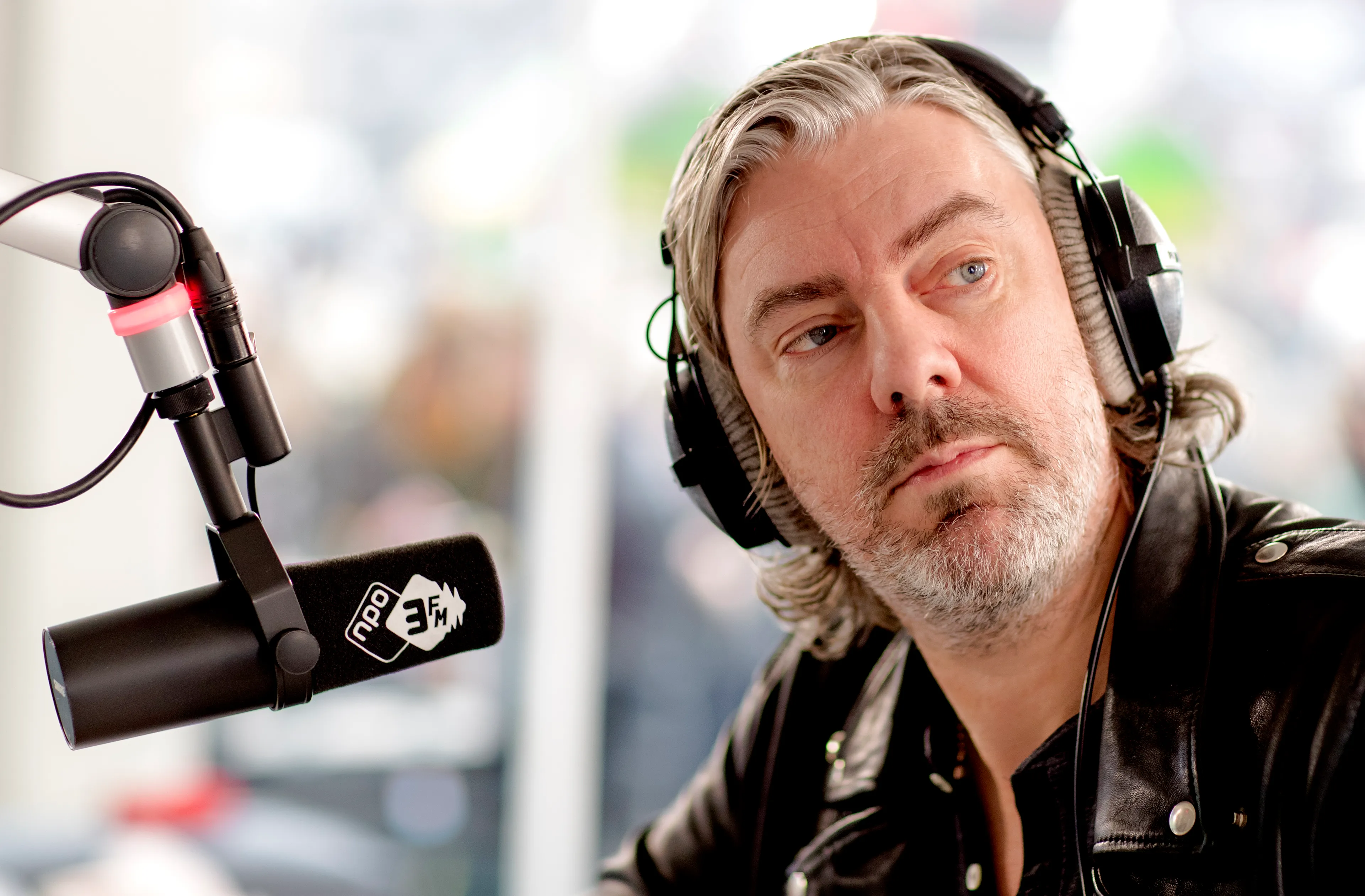 Radio-dj Ruud de Wild wordt behandeld voor darmkanker en stopt tijdelijk