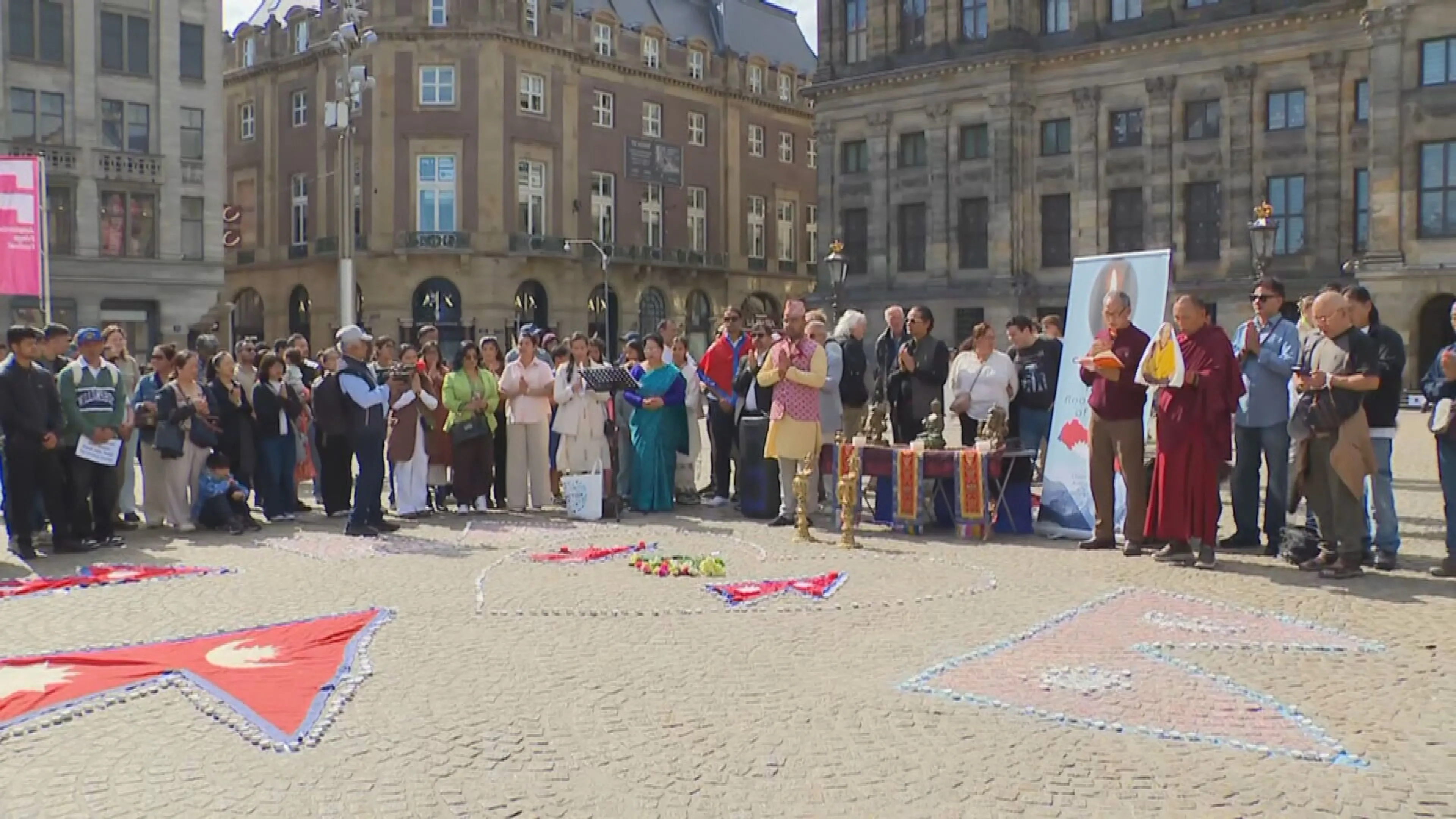 Ramp Nepal herdacht op Dam in Amsterdam