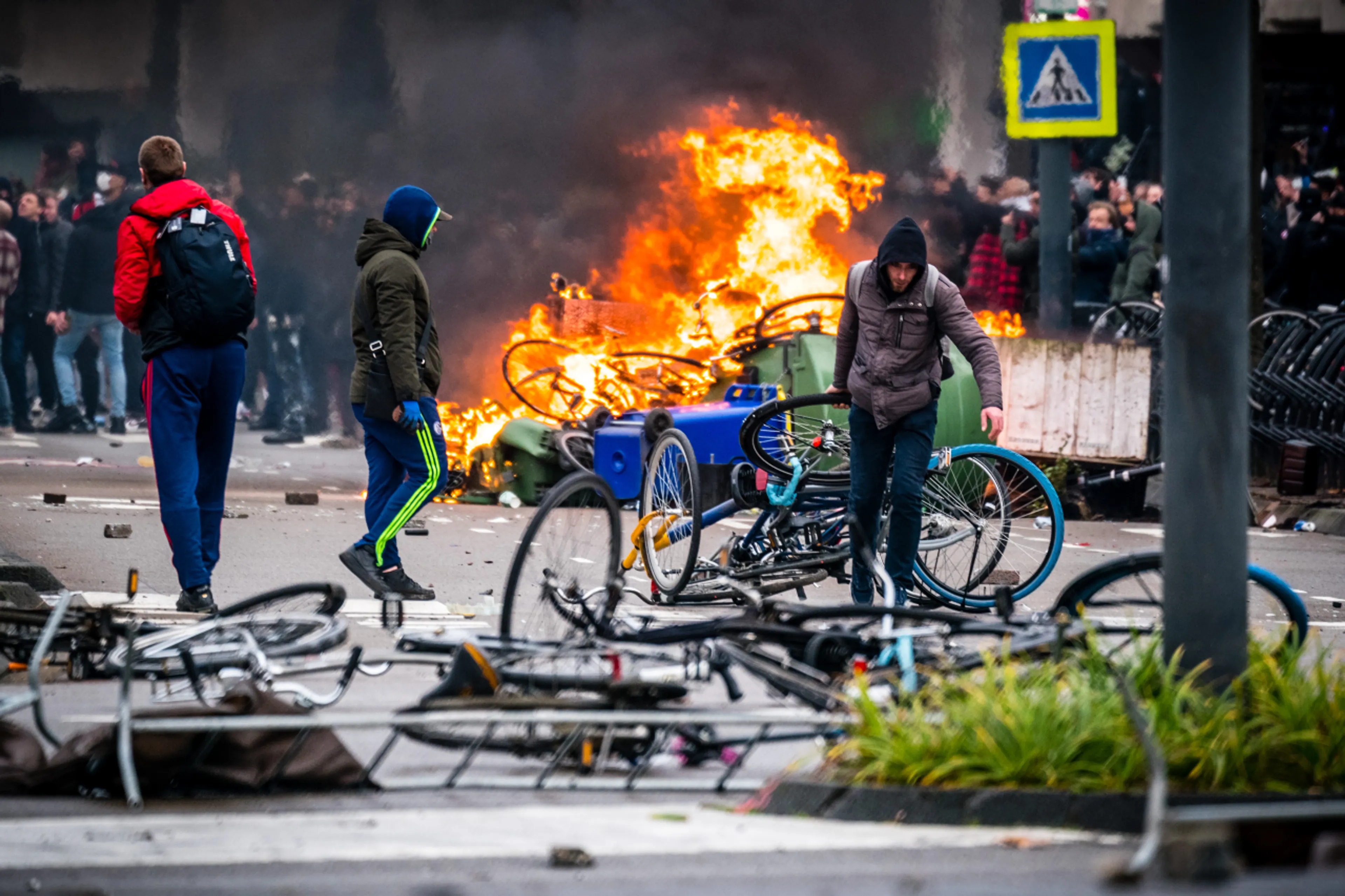 Wat dekt de verzekering als relschoppers jouw spullen vernielen?
