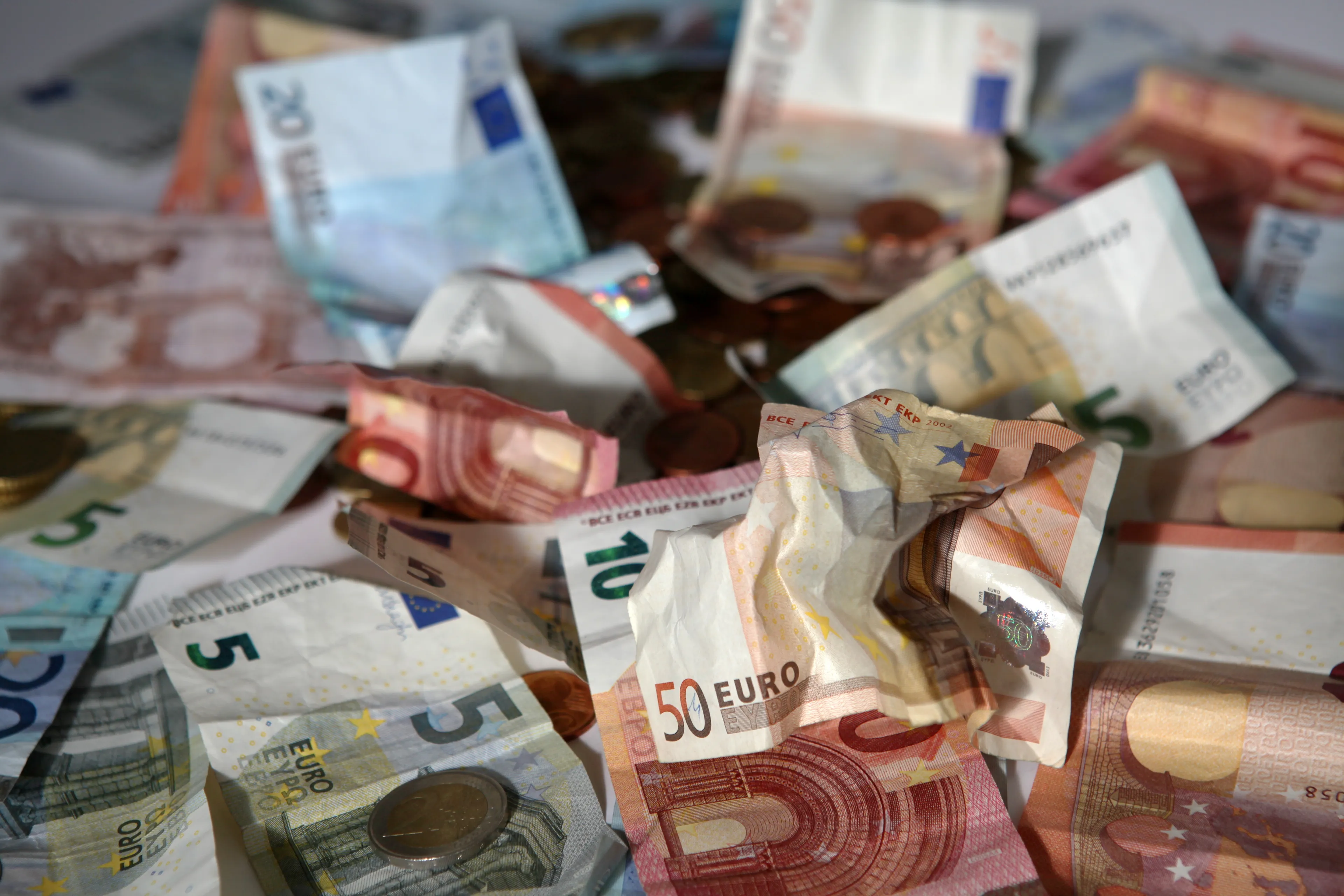 Vrouw (32) op vliegveld verstopt bijna 10.000 euro (!) in onderbroek en schoen