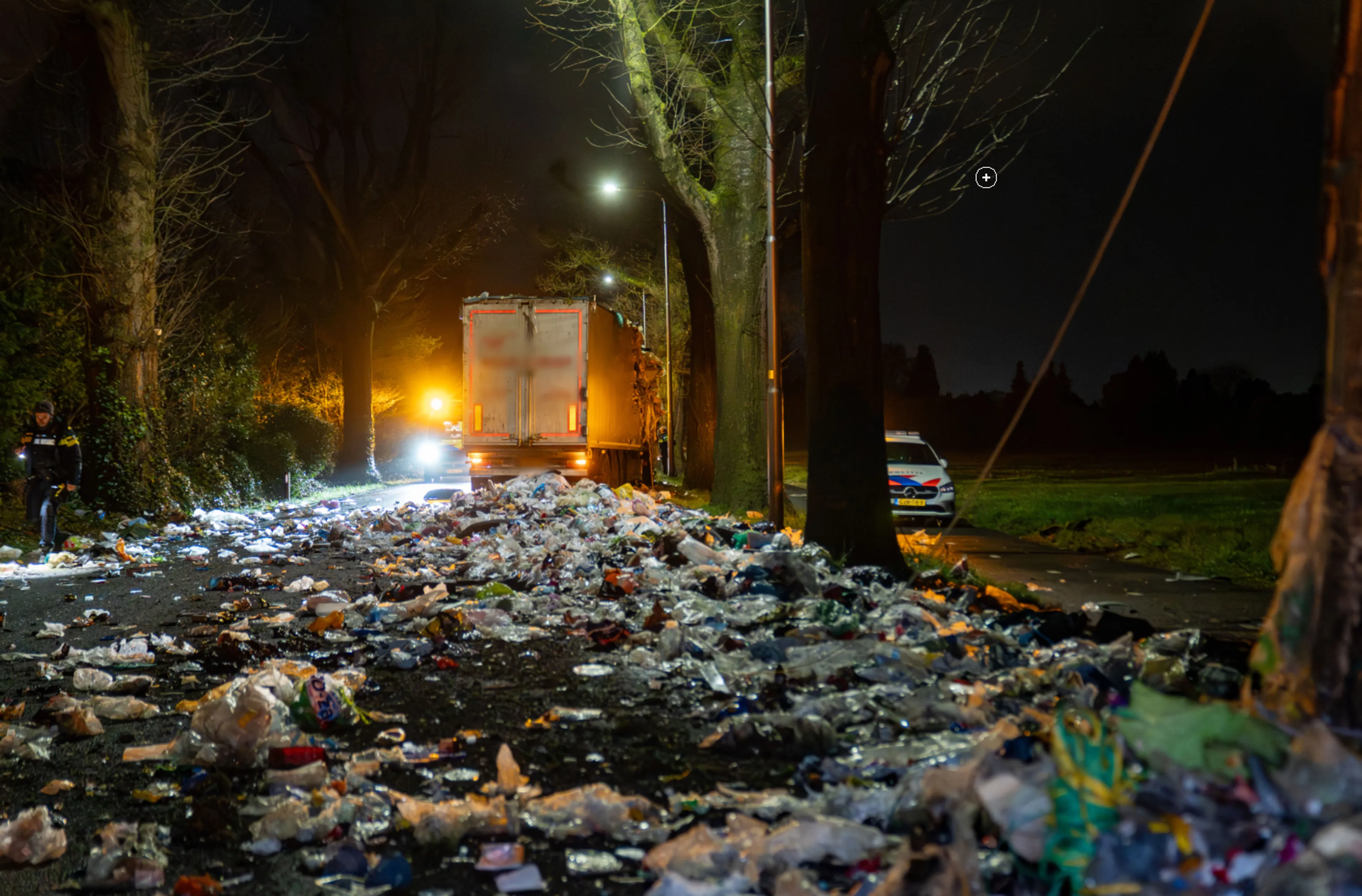 Vrachtwagen opengereten na botsing tegen boom bij Epse, weg bezaaid met afval