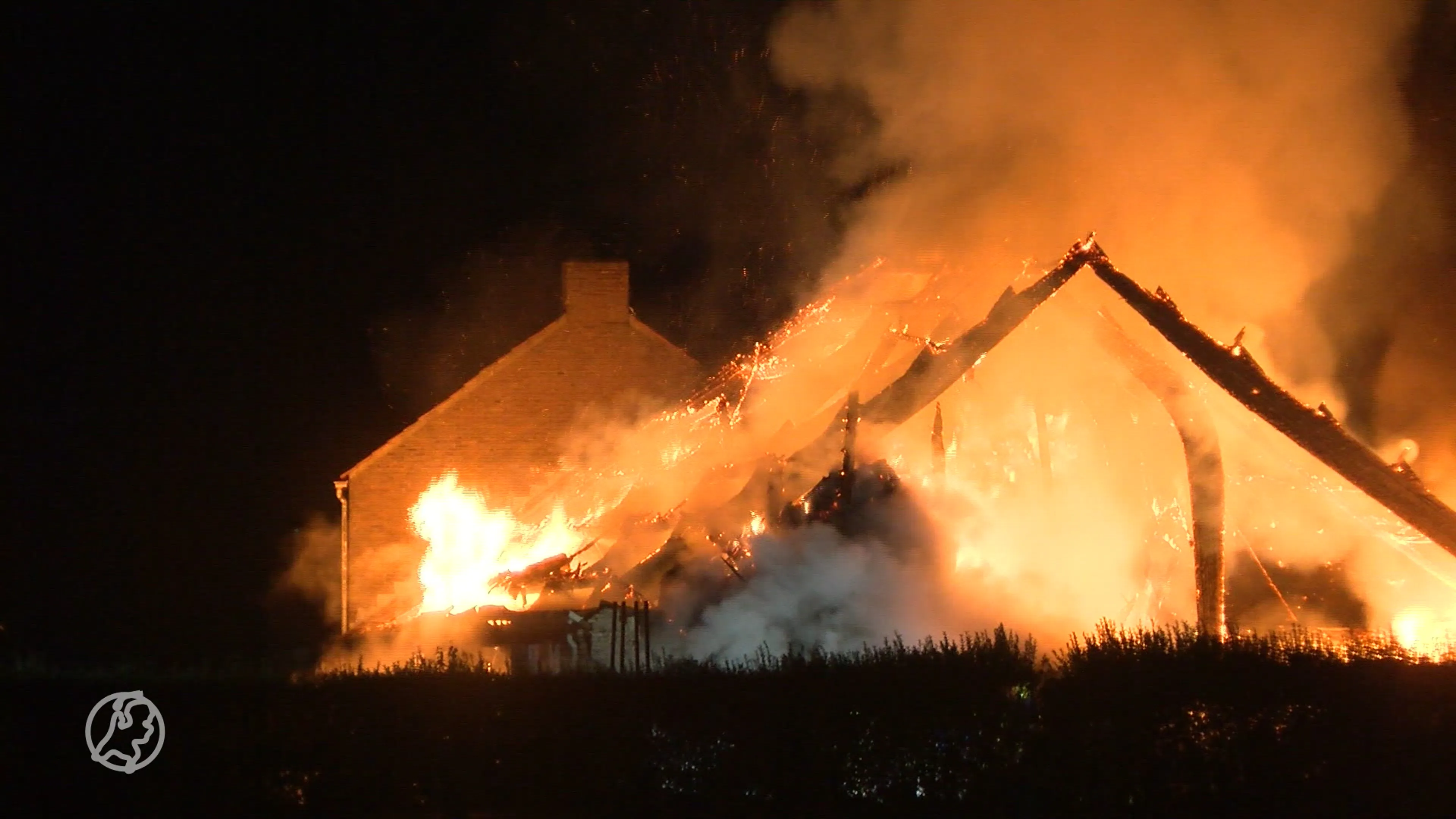 Grote brand in Zeeuws dorp, twee brandweerlieden raken gewond