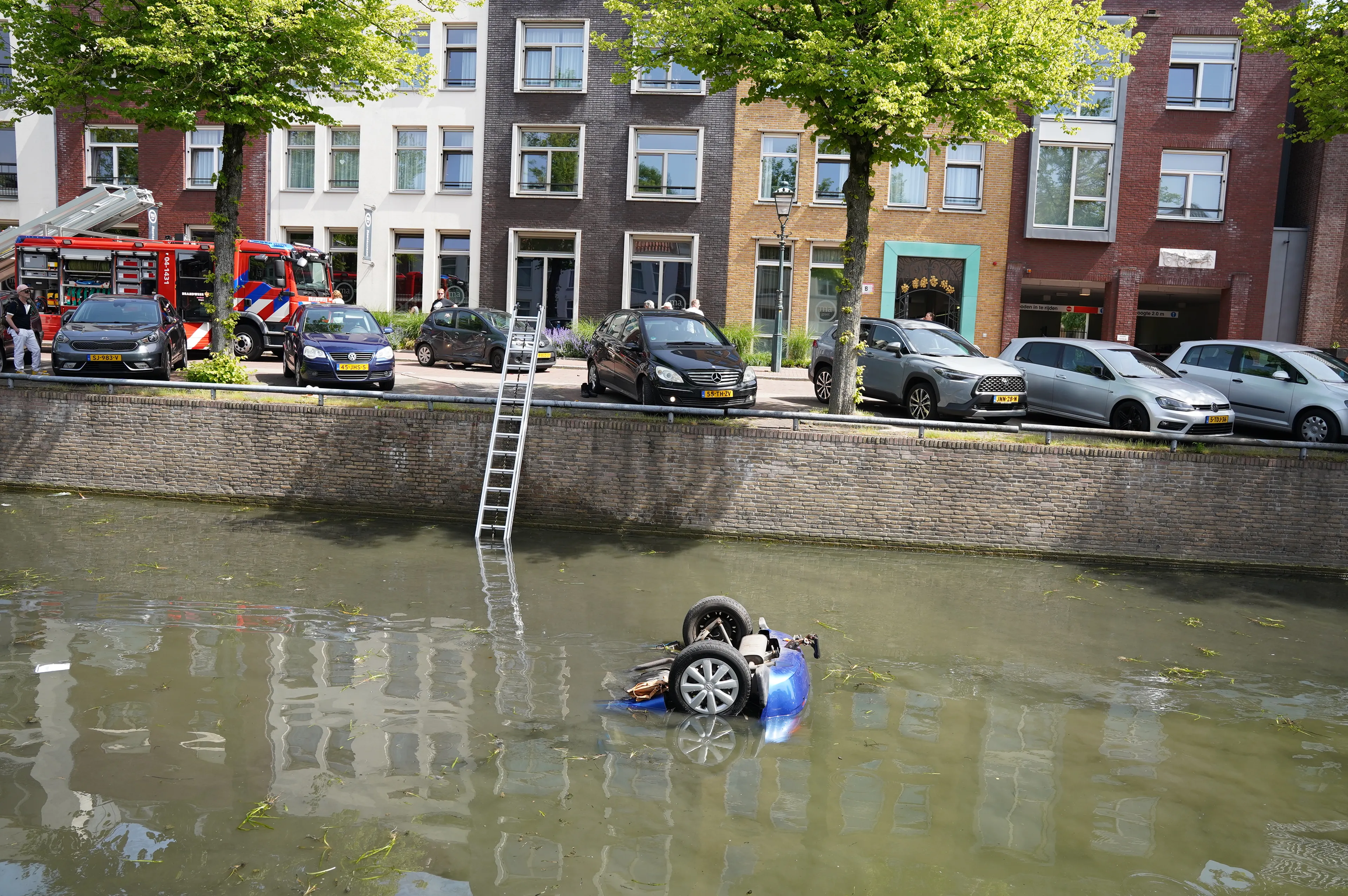 Man overleden nadat auto in stadsgracht van Kampen belandt