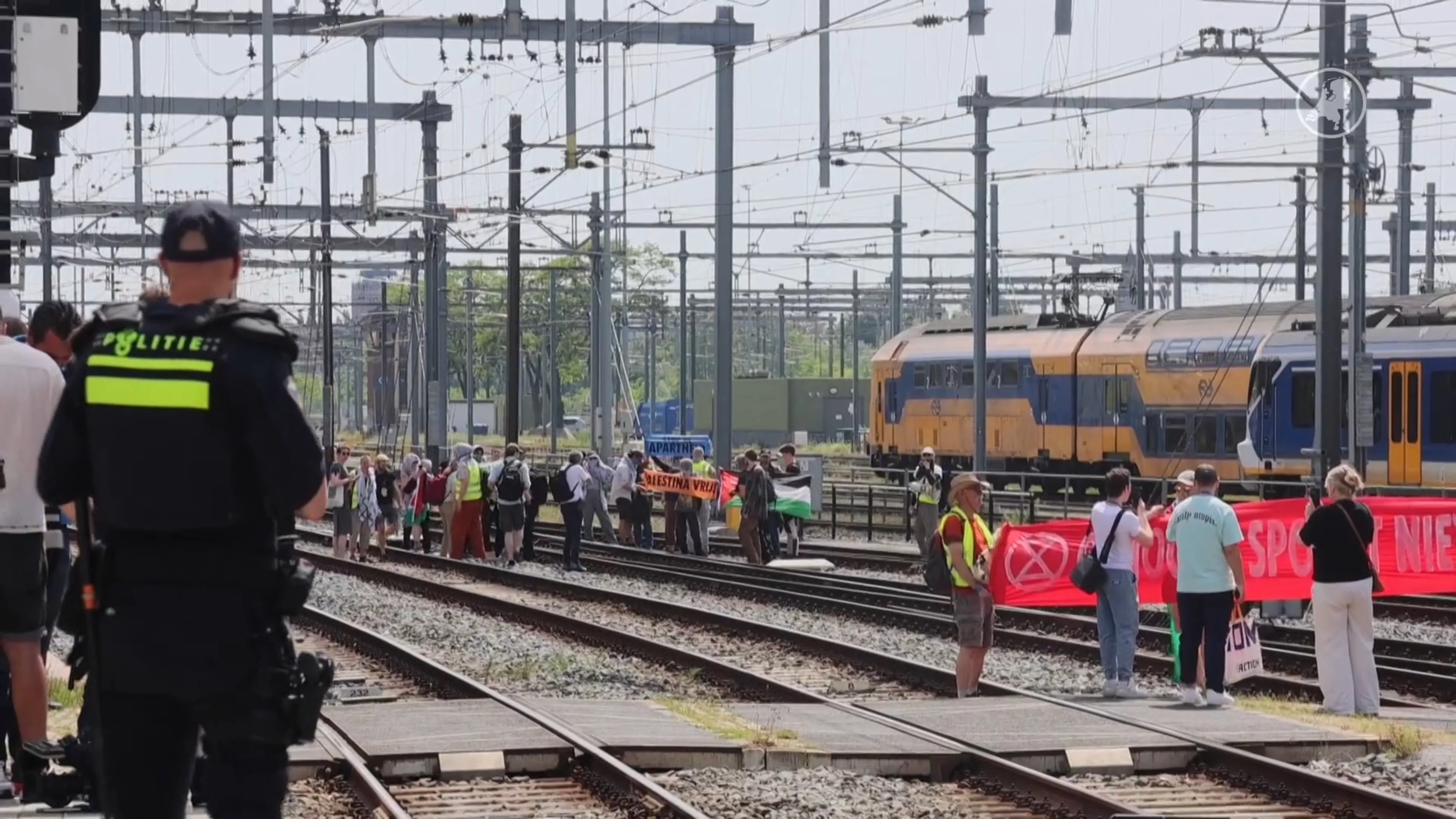 Tientallen demonstranten verzamelen op Utrecht Centraal en betreden het spoor
