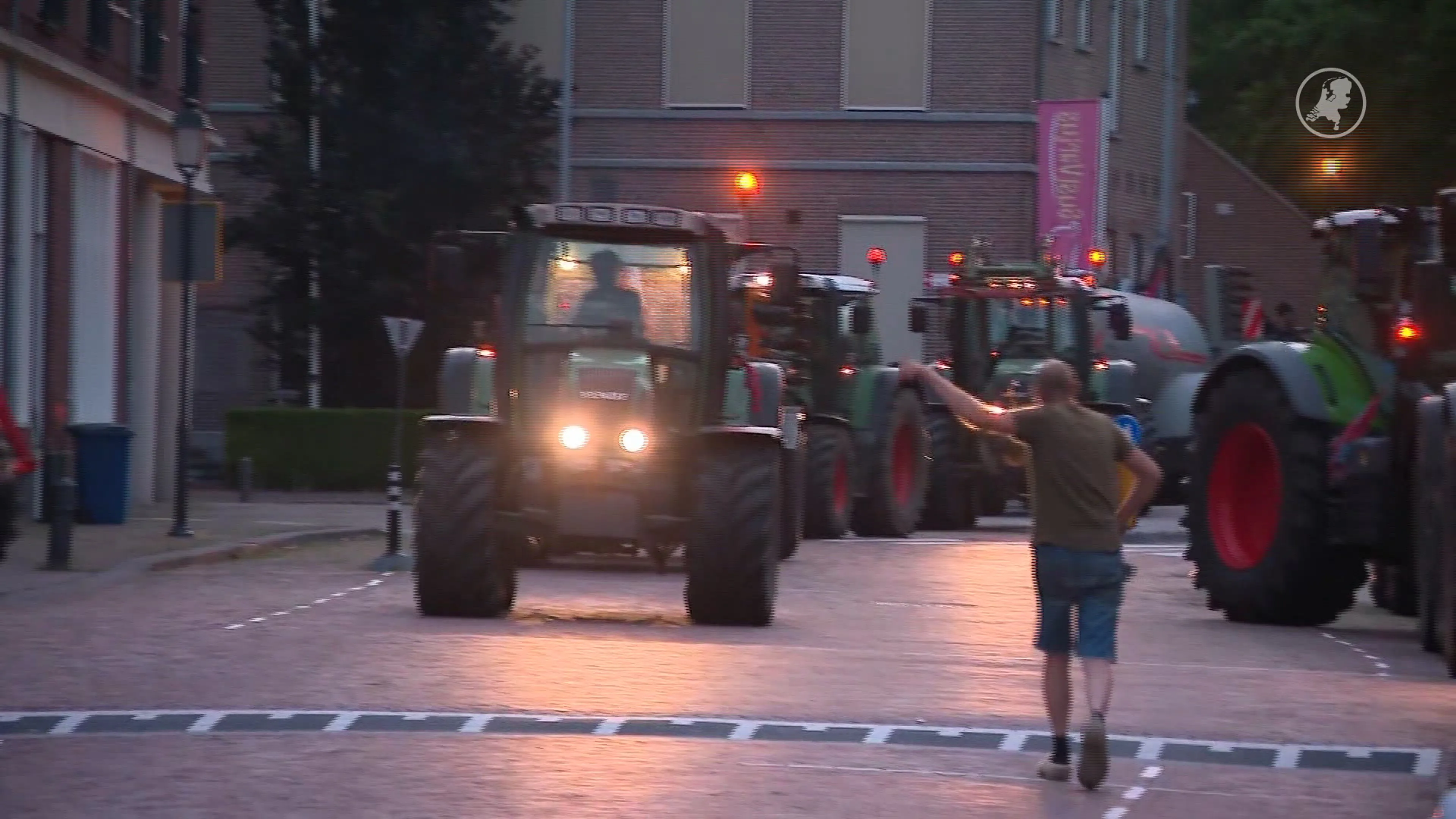 Boeren de weg op bij Nijkerk uit protest tegen stikstofplannen