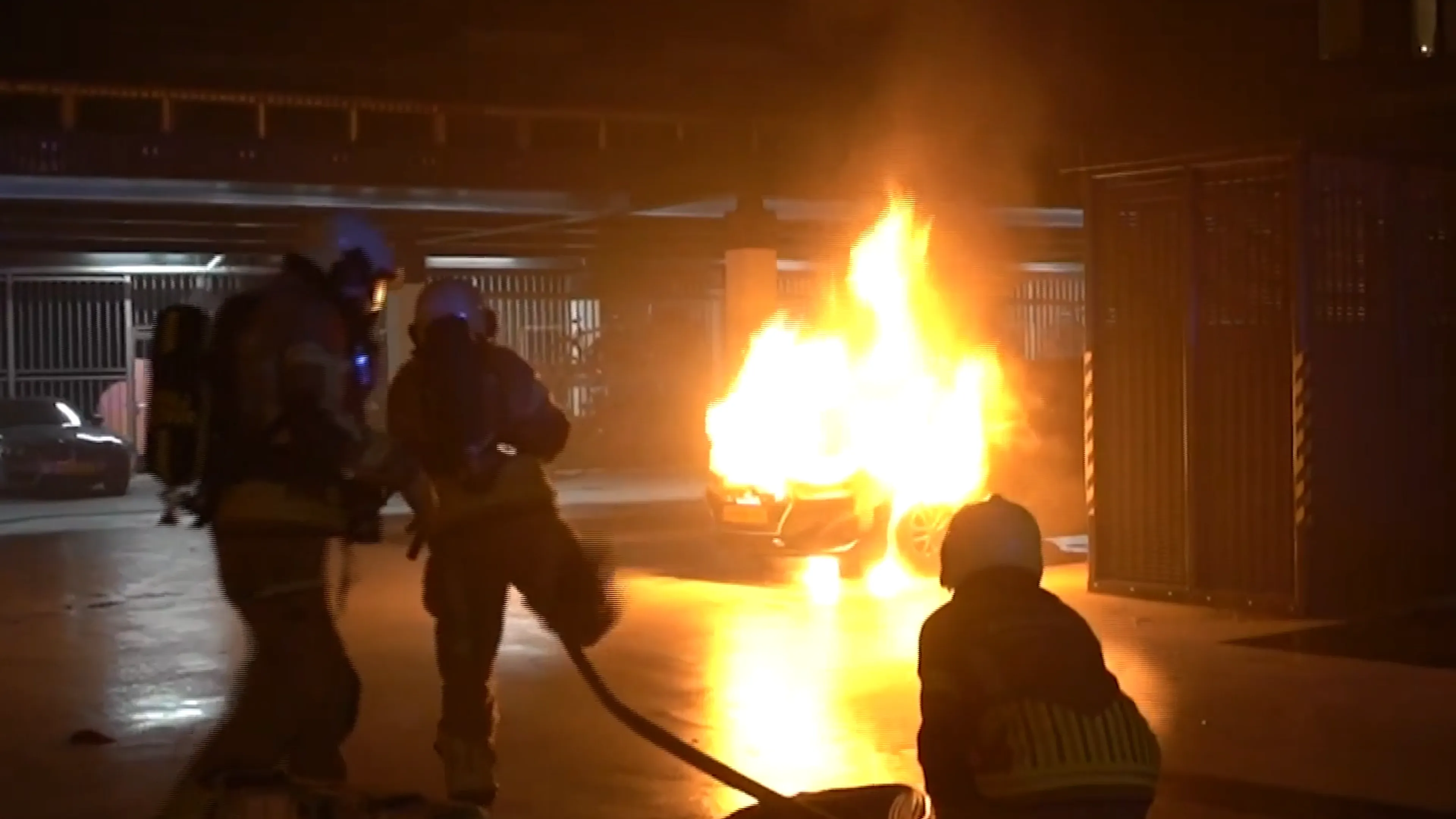 Vuurwerk onder rijdende auto gegooid, auto brandt volledig uit