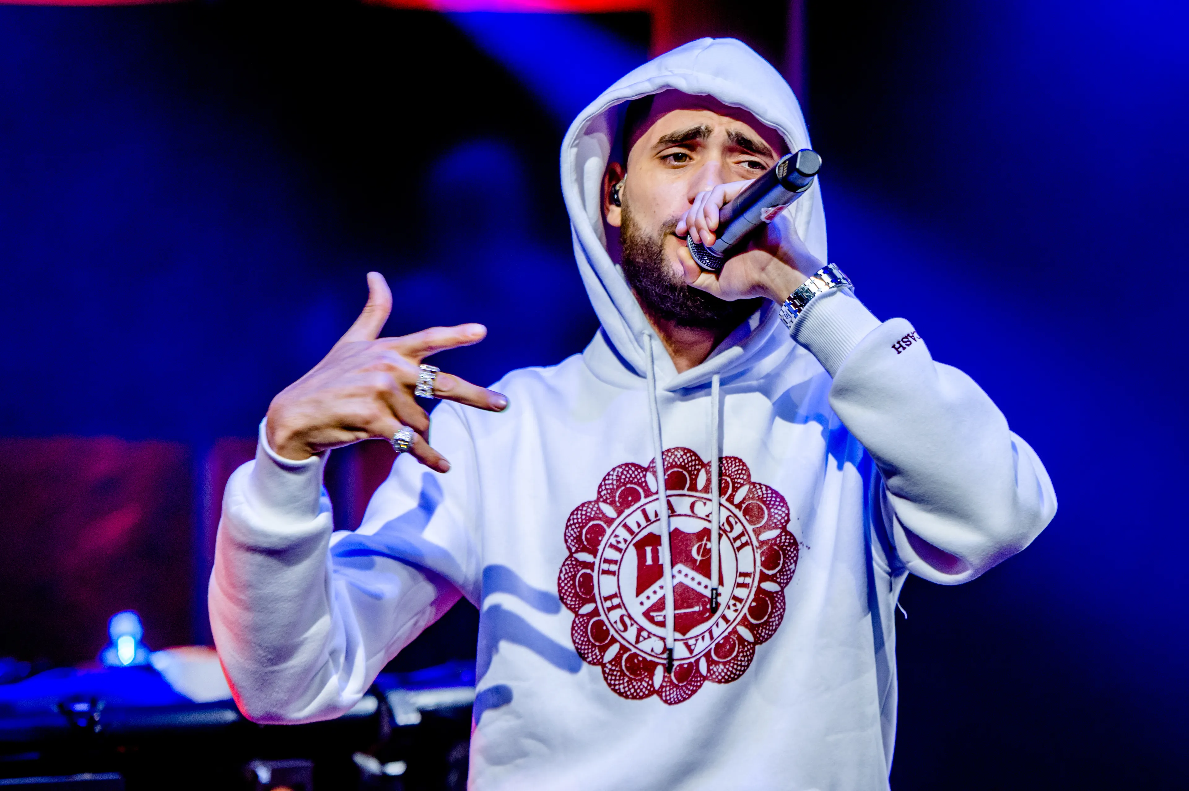 VIDEO: Rapper Josylvio hardhandig in de boeien geslagen op Curaçao