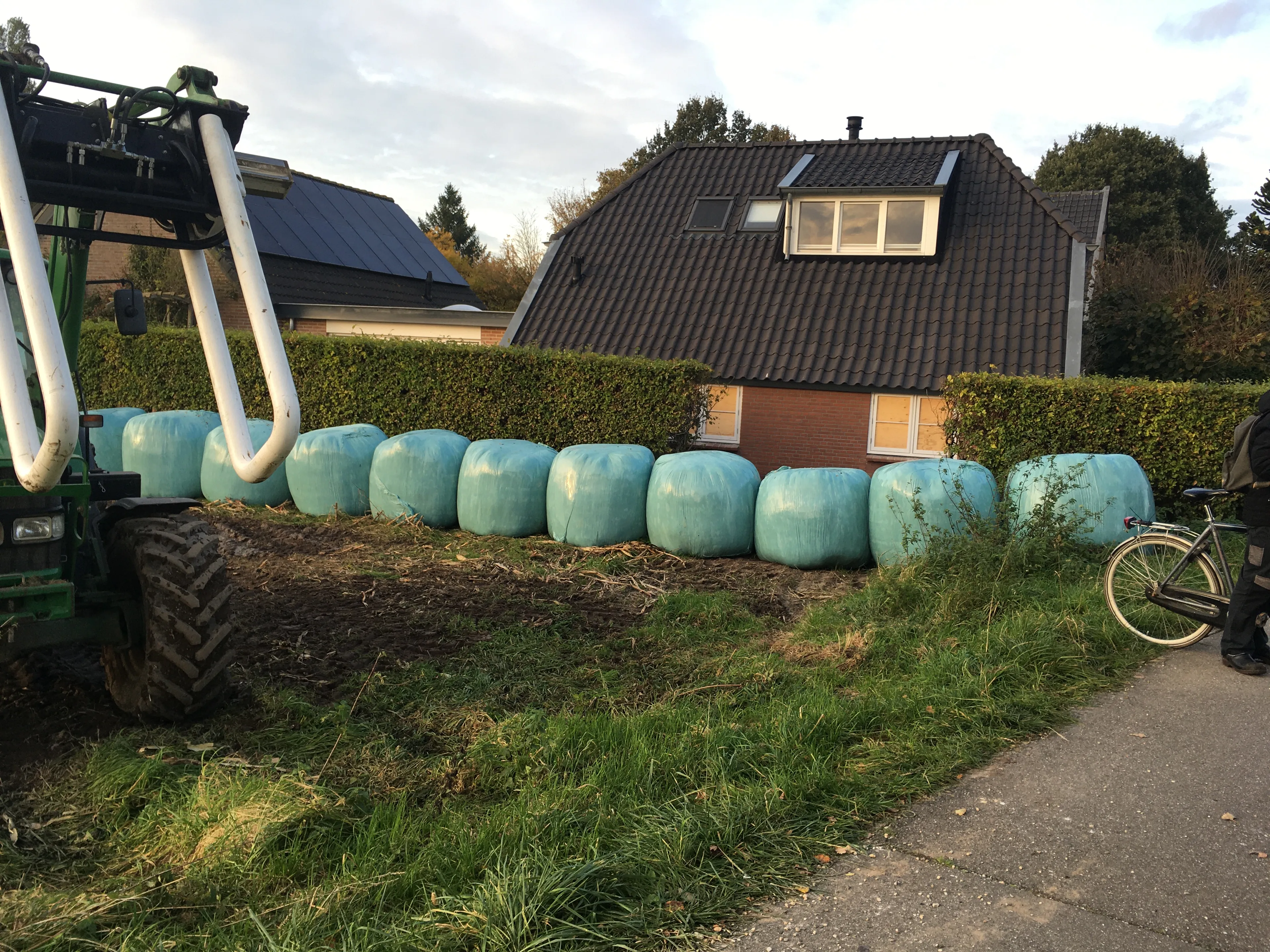 Hooibalen moeten woning van Hetty beschermen tegen crashende auto's 