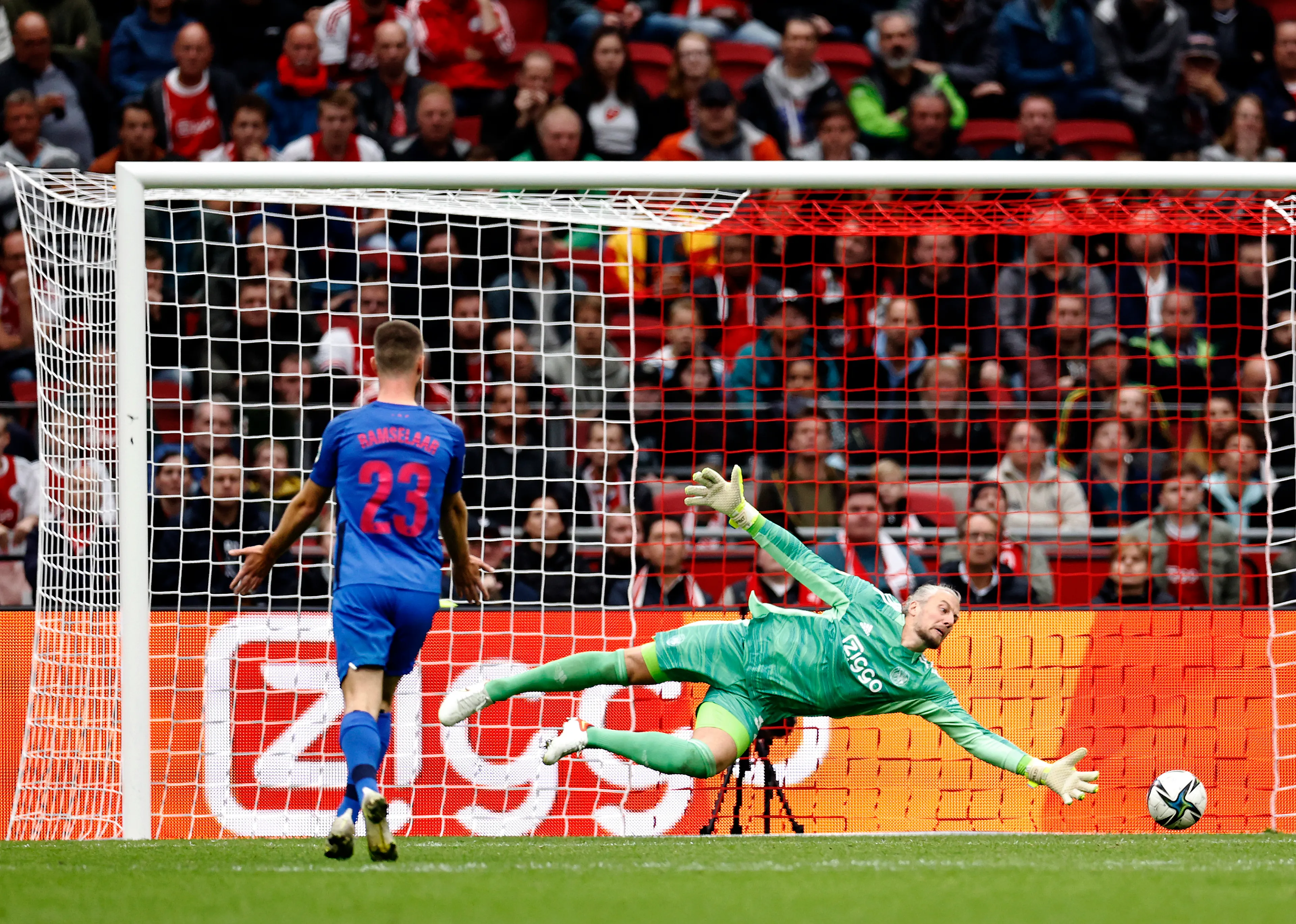 Ajax verliest in eigen huis voor het eerst in 302 dagen Eredivisiewedstrijd
