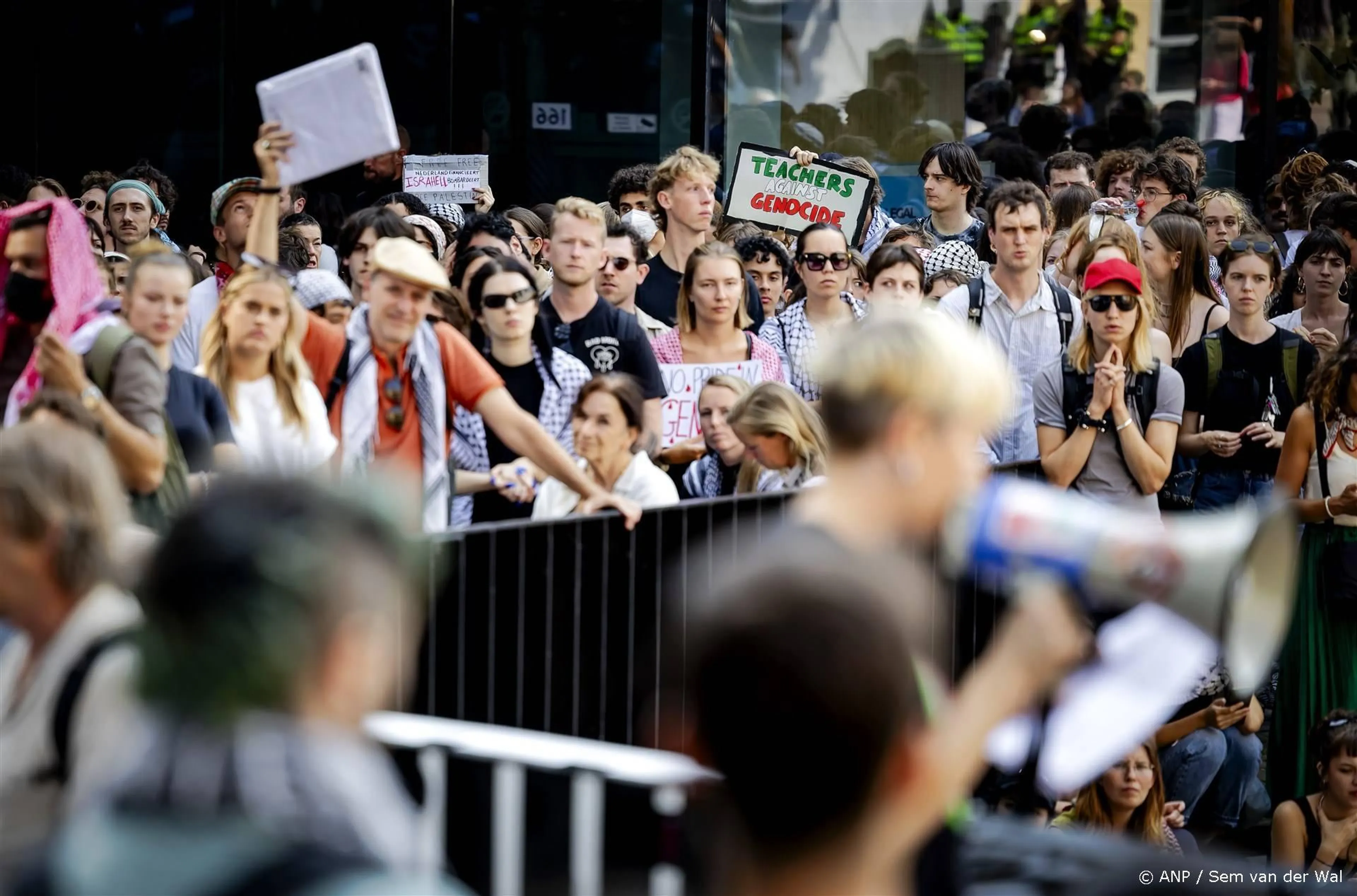 Onrustig bij Roeterseiland: opstootje bij demonstratie tegen UvA