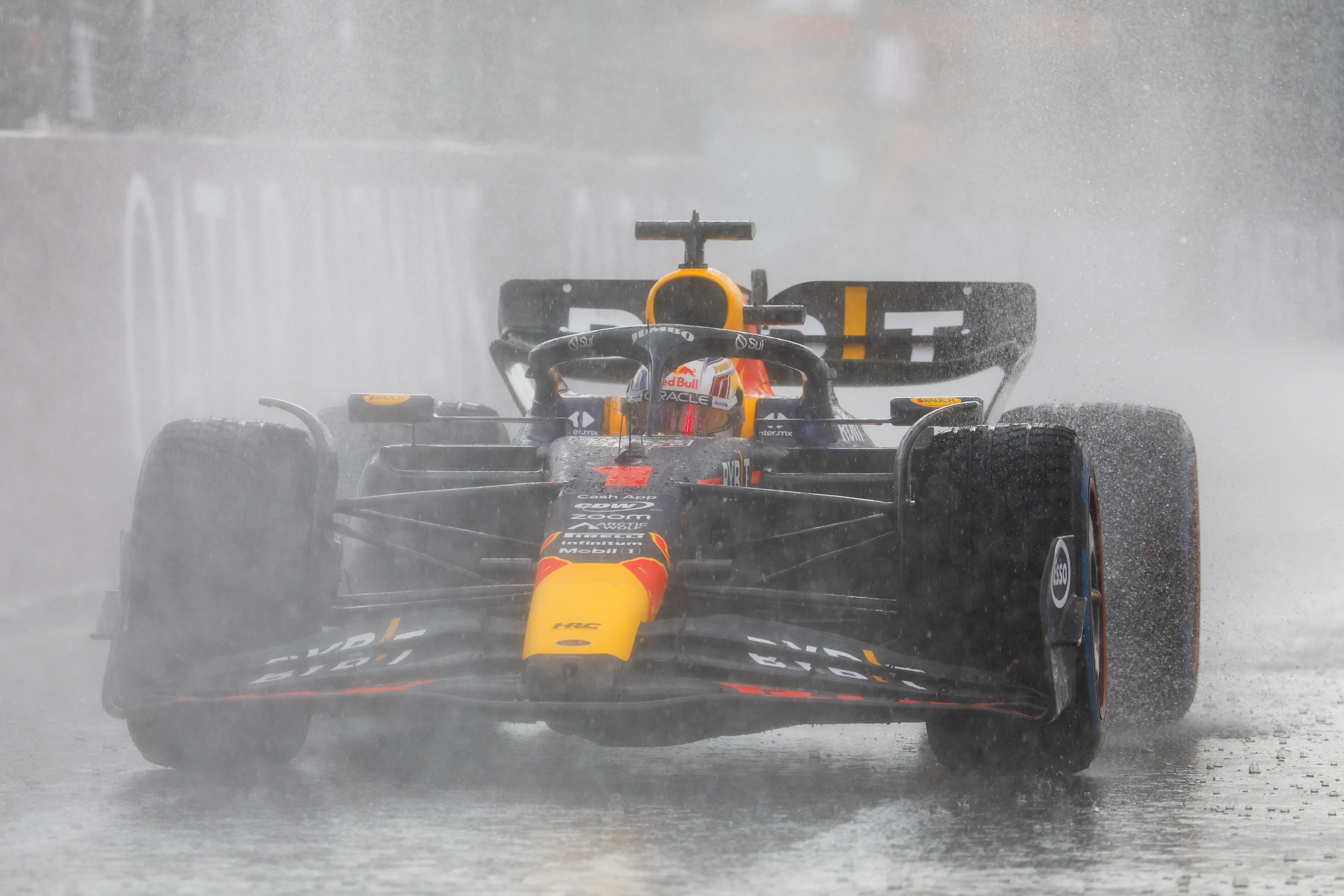 Formule 1-race Zandvoort vlak voor eind onderbroken na crash door harde regen