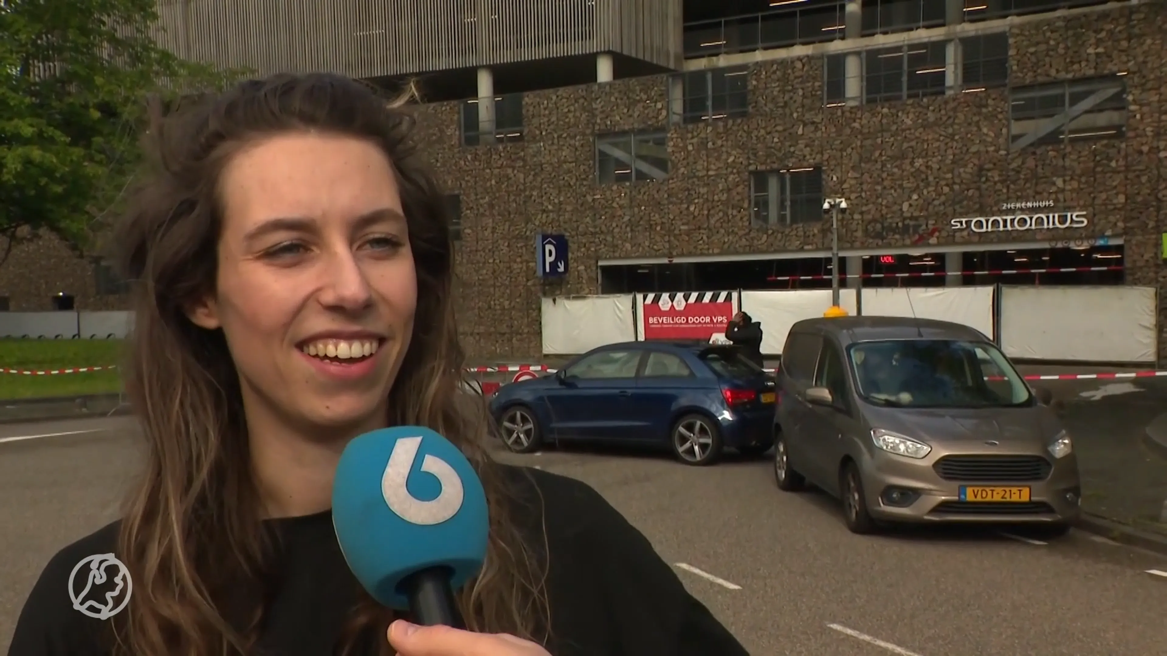 Kinderzitjes, sleutels en tassen uit auto's deels ingestorte garage Nieuwegein gehaald