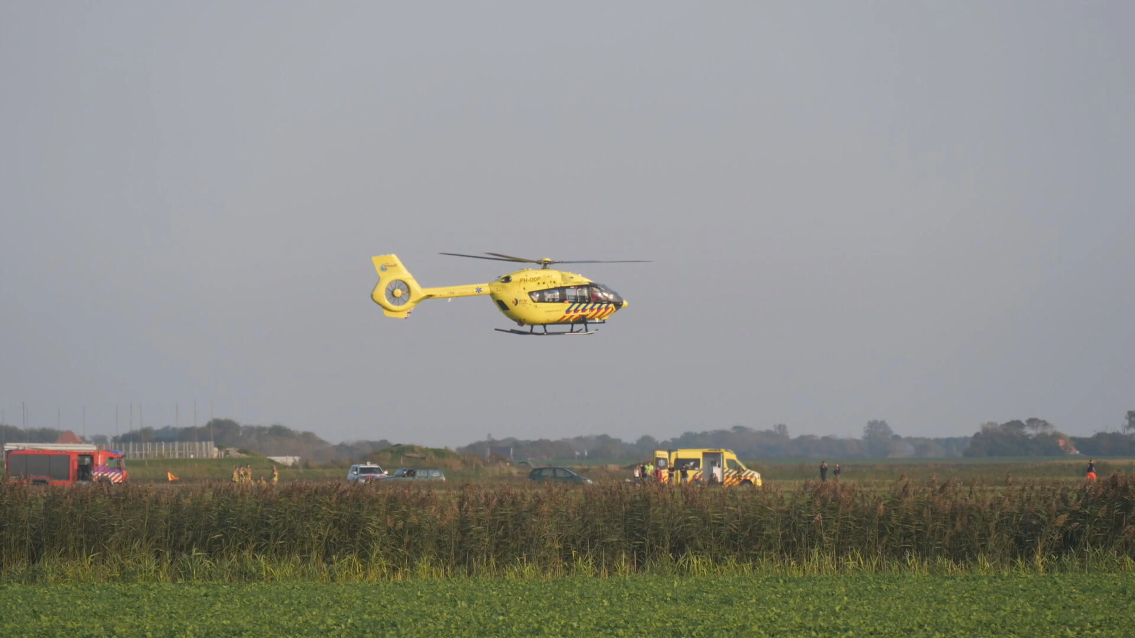 Parachutisten botsen boven Texel, twee gewonden per traumaheli naar ziekenhuis