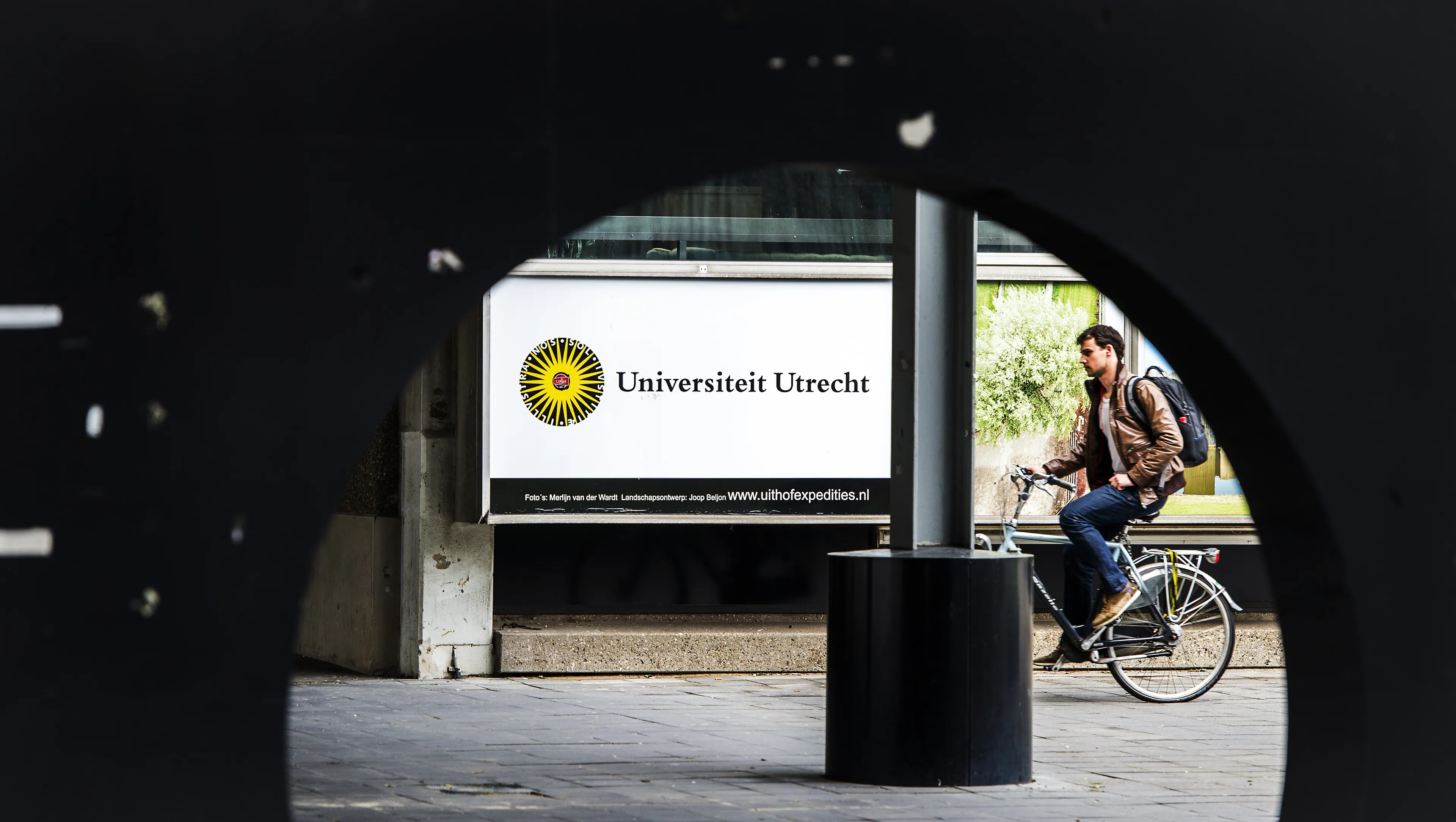 Vernielingen bij Universiteit Utrecht: ruiten 'met grof geweld' ingeslagen