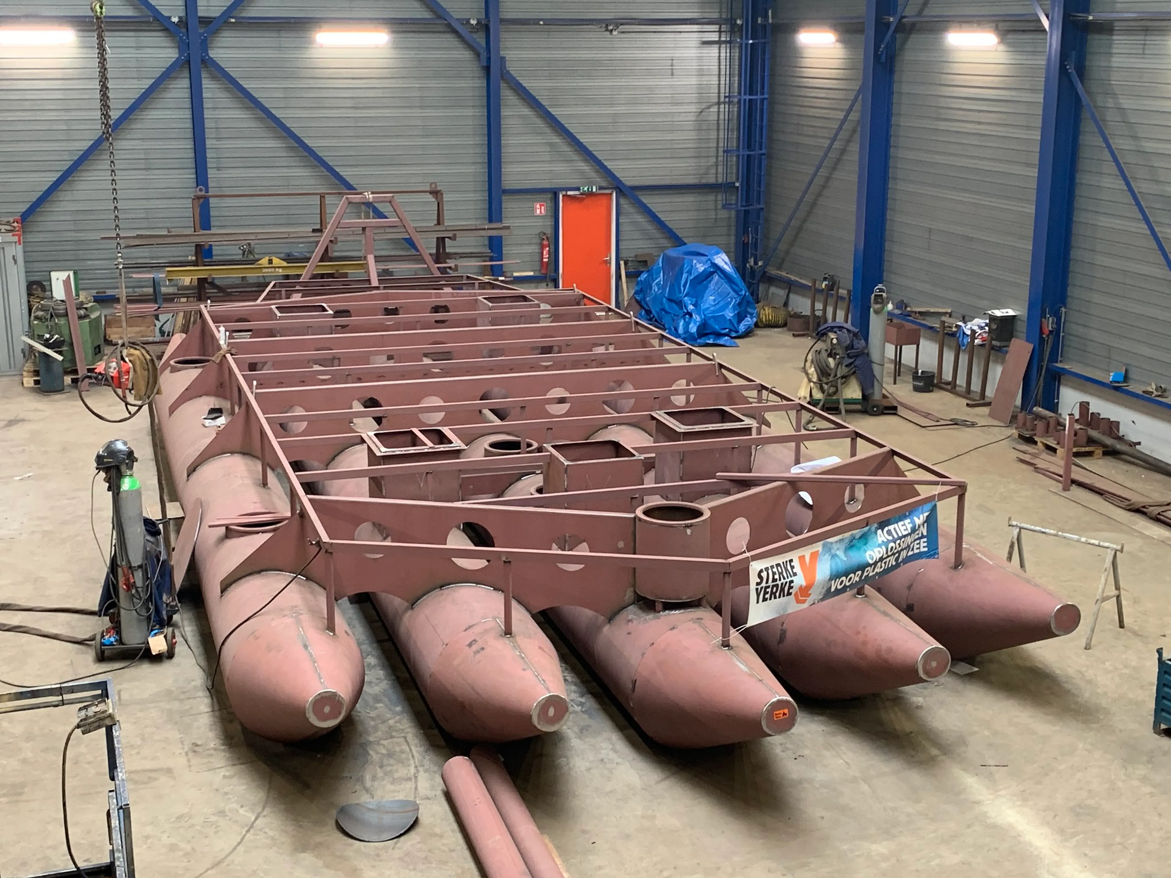 Friese mannen van Sterke Yerke bouwen vlot tegen plastic soep