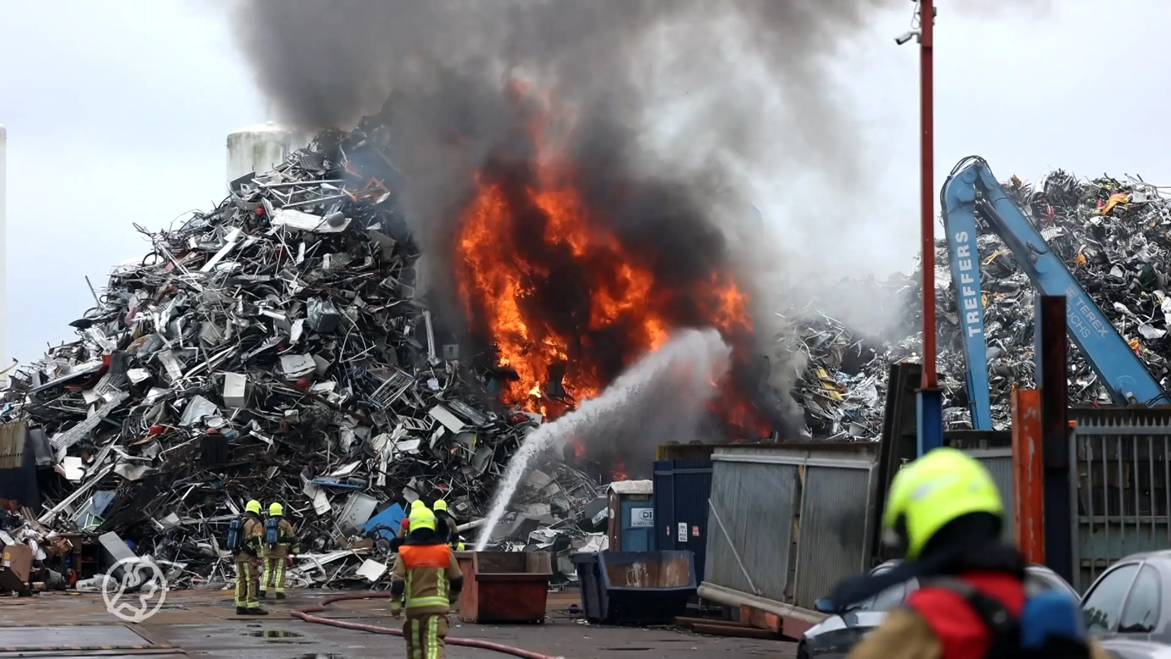 Brand bij sloperij in Haarlem na uren blussen onder controle