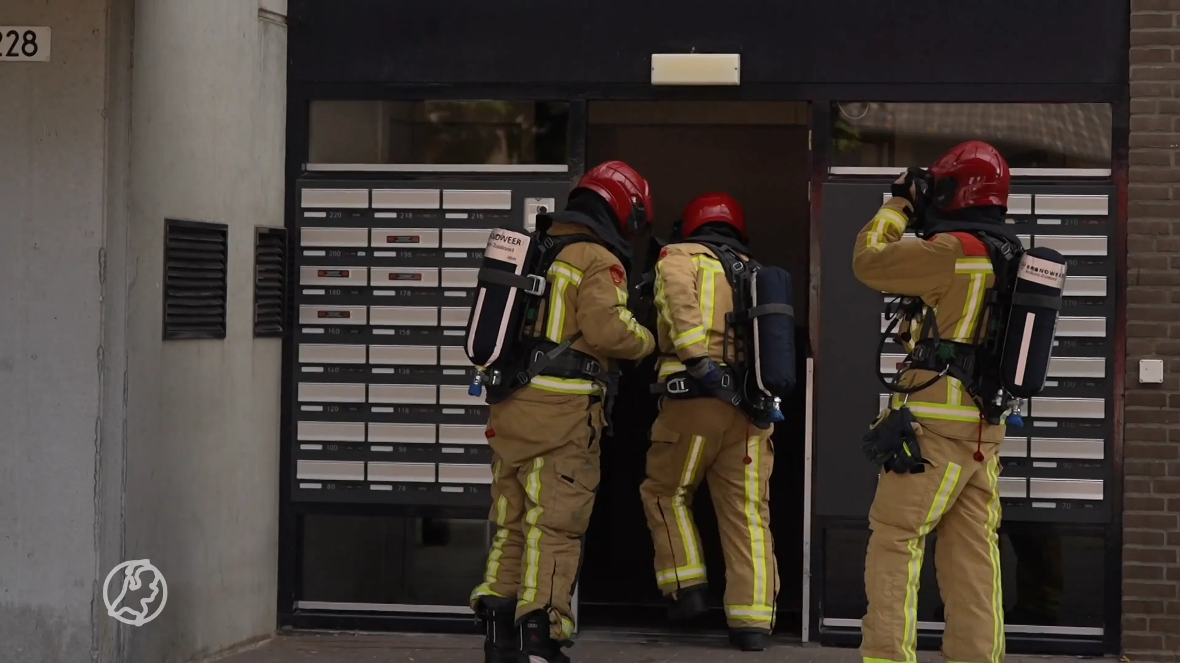 Hulpverleners redden ernstig verbrande man uit brandende woning Eindhoven