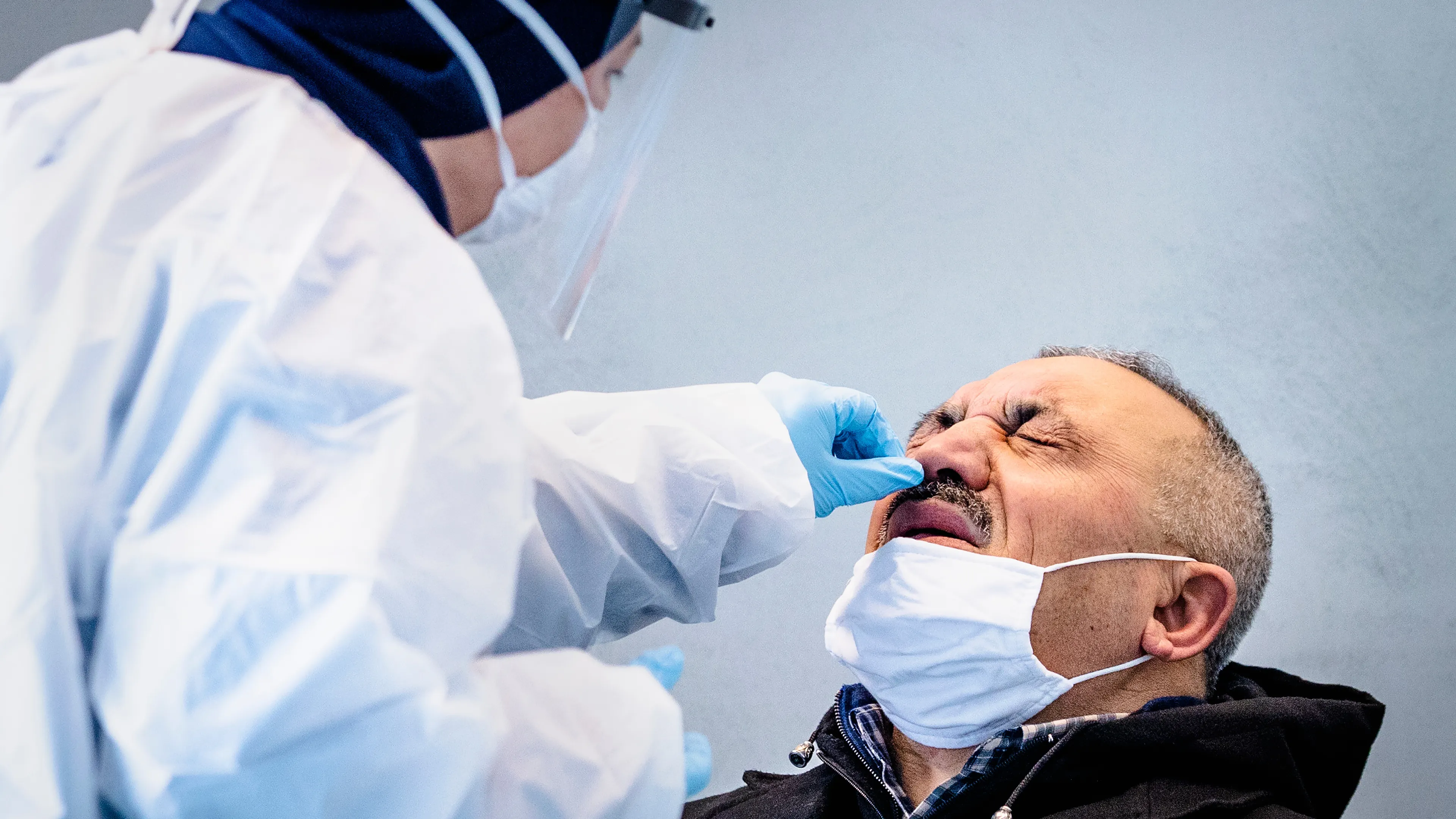 Aantal coronapatiënten in ziekenhuizen zakt onder de 500, ook besmettingen blijven dalen