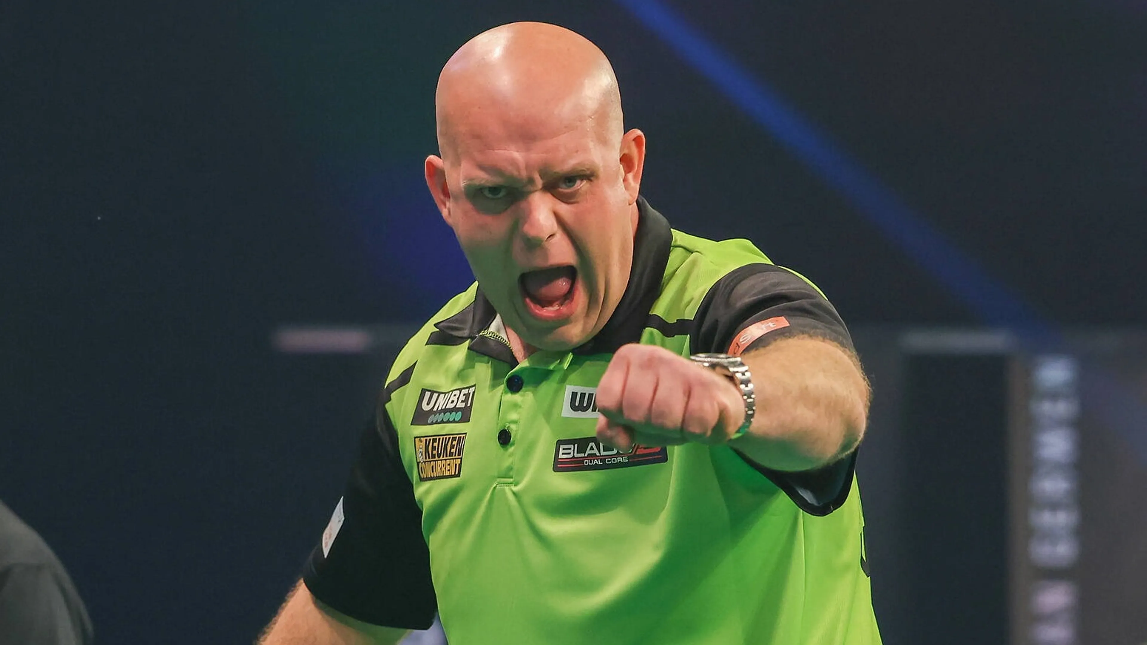 Darter Van Gerwen stuurt verklede fan de zaal uit: 'Elvis has left the building' 