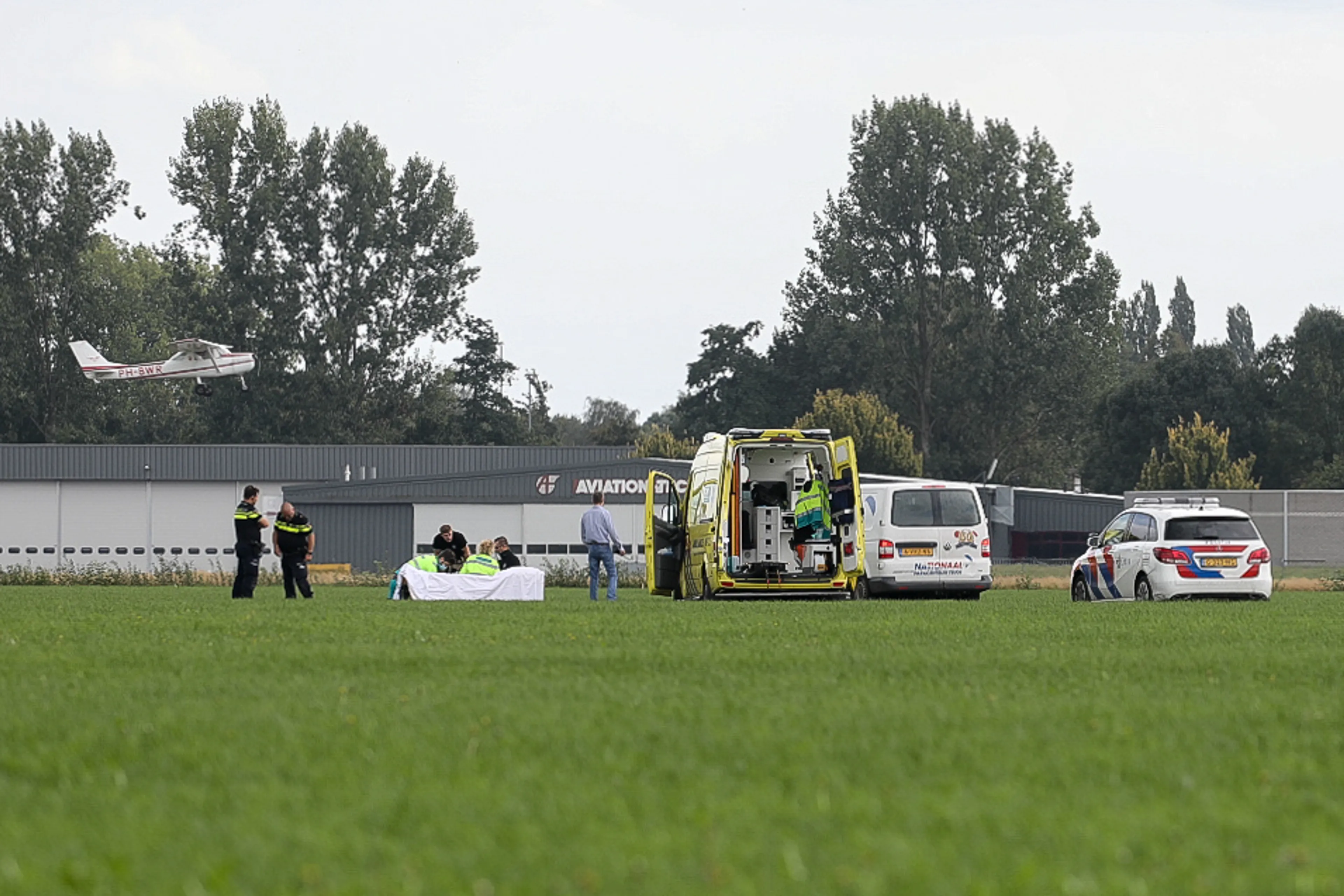 Twee parachutisten storten neer op vliegveld Teuge, één van hen raakt ernstig gewond