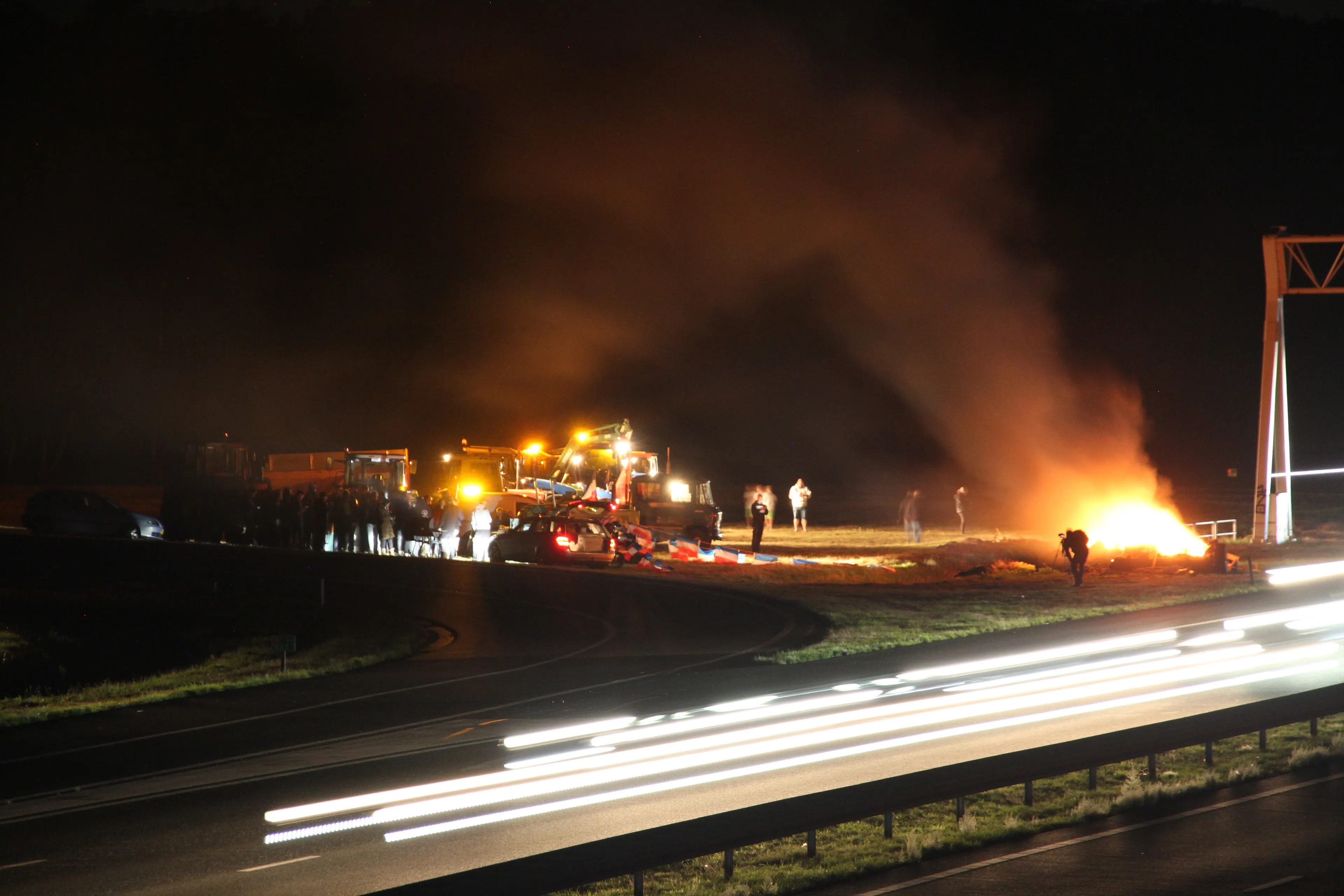 Boeren voeren actie met tientallen trekkers op A1, afslag afgesloten