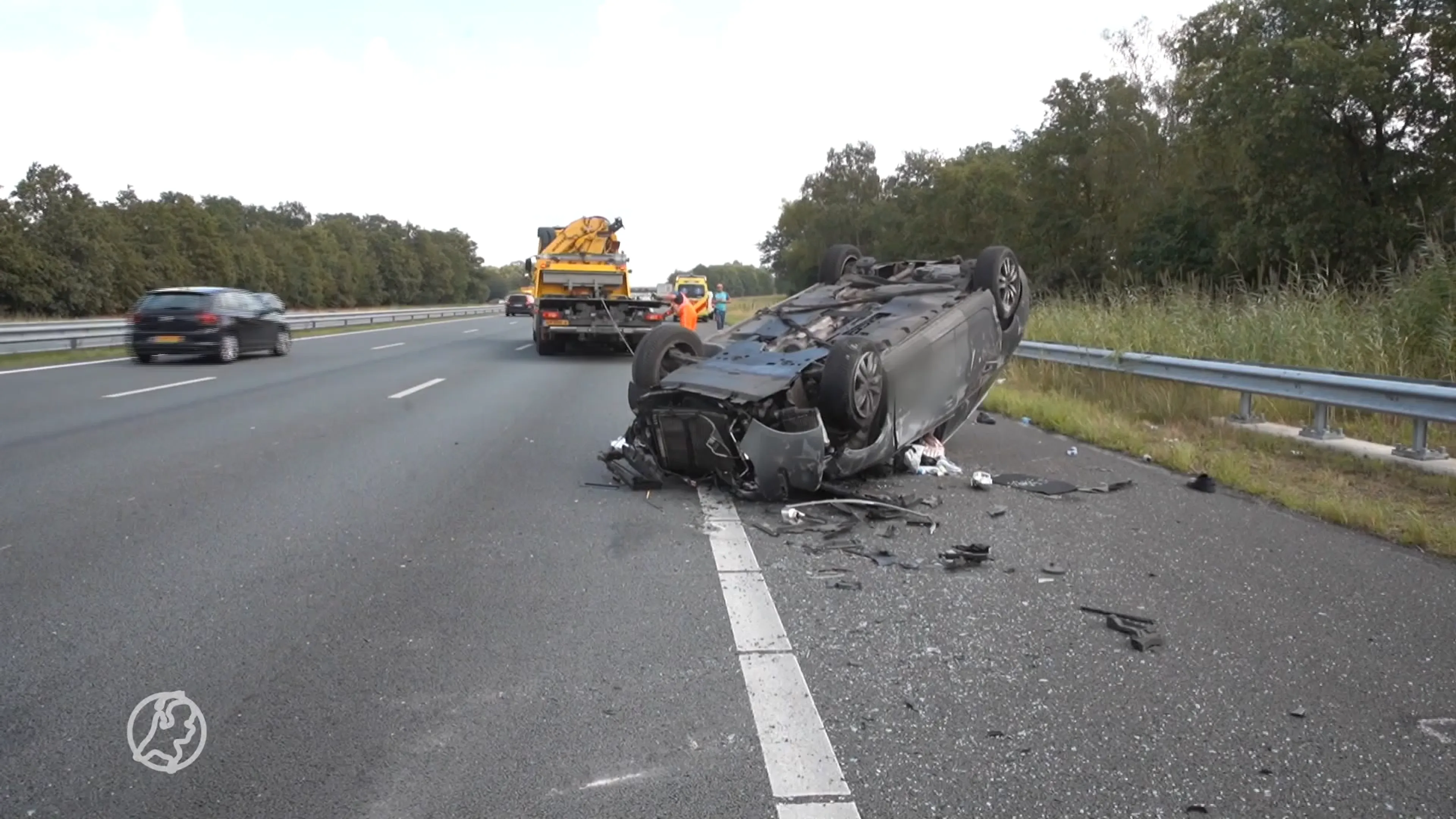 Heftige beelden: auto en vangrail helemaal kapot na ongeluk met vrachtwagen op A1