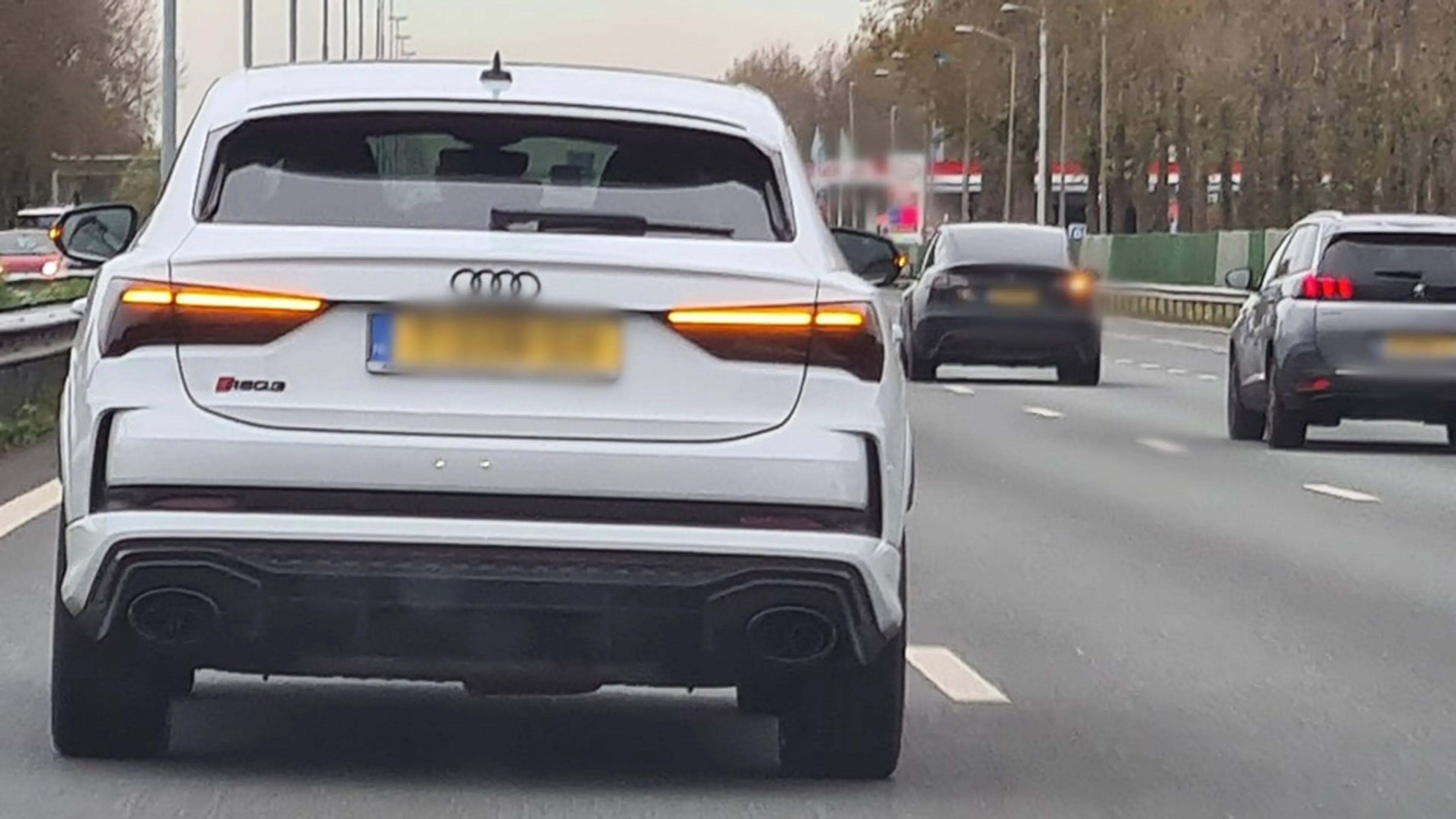 Bestuurders trouwstoet scheuren met ruim 190 km/uur over snelweg A13