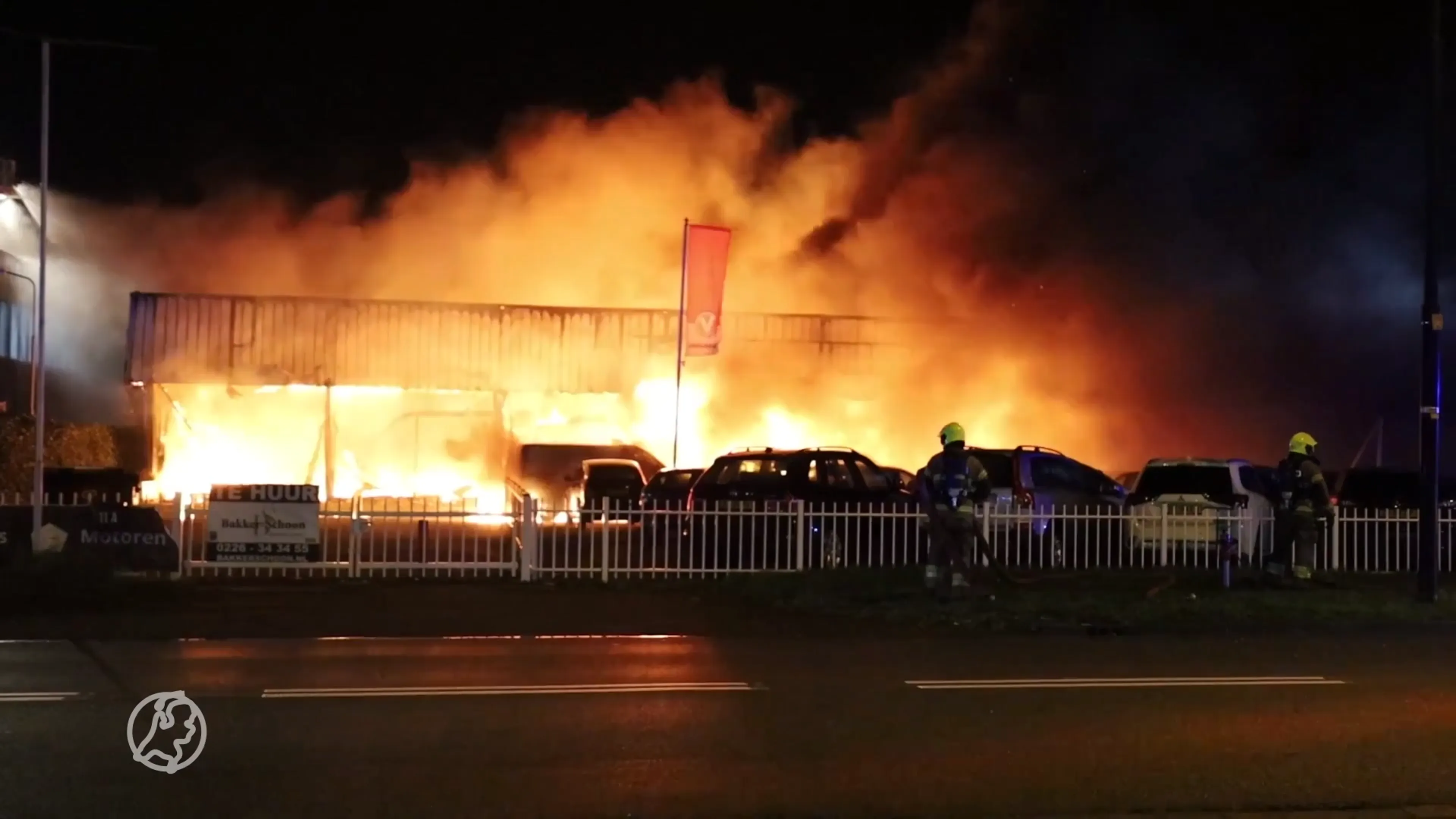 Tientallen auto's beschadigd door gigantische brand Heerhugowaard