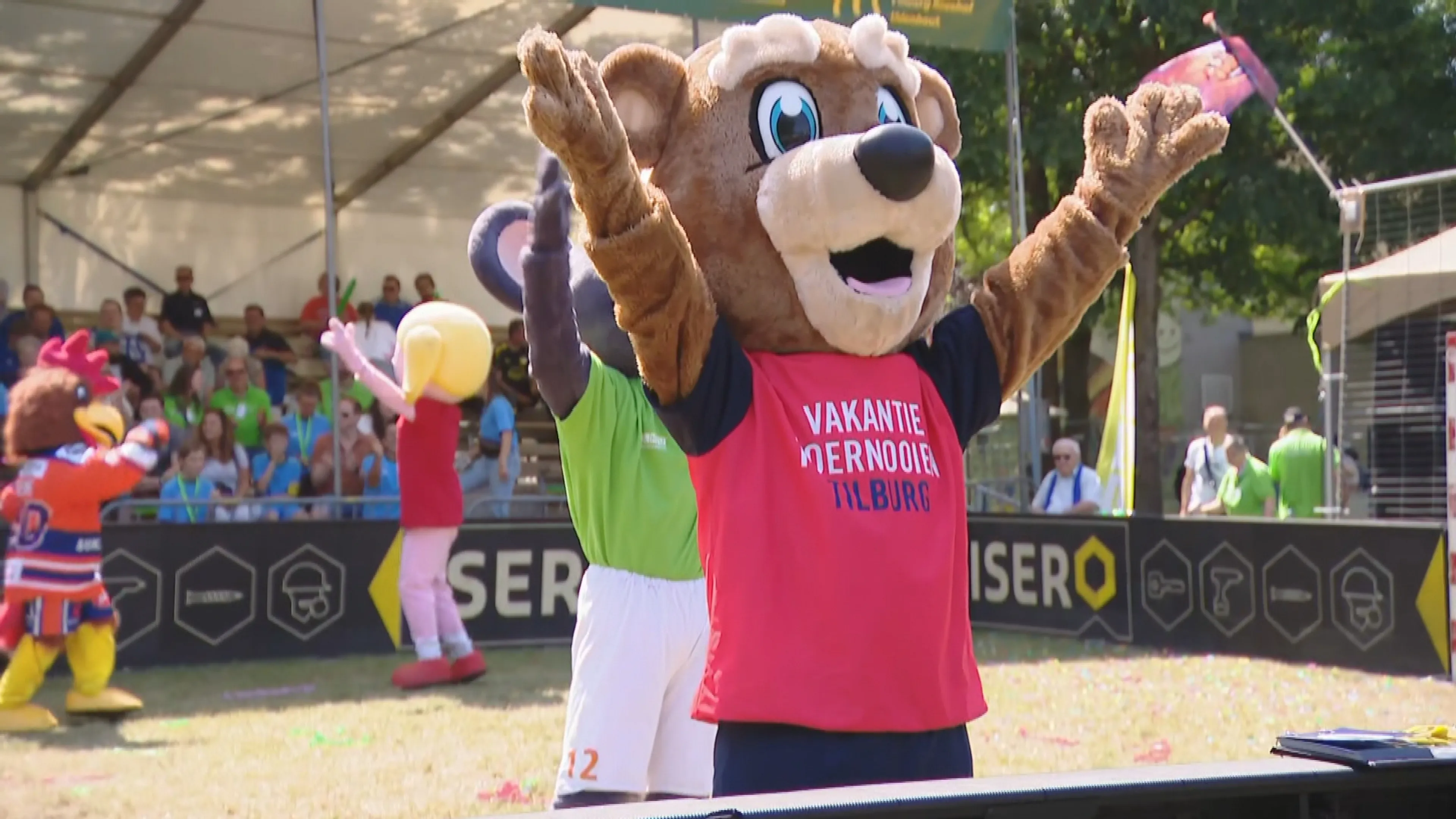 Werken met enorme hitte? Deze mascottes zweten het pak uit bij NK