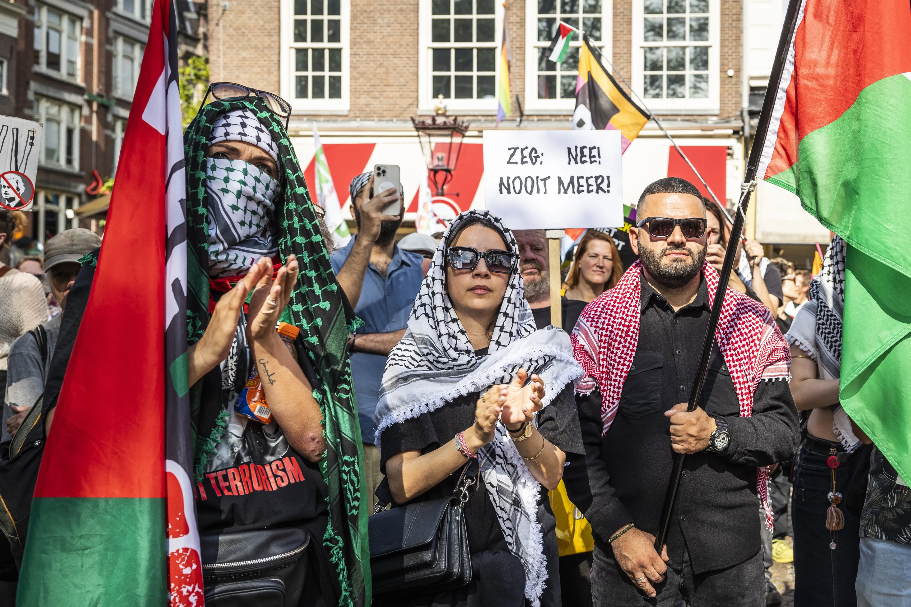 Demonstratie tegen ‘PVV-kabinet’ in Amsterdam trekt honderden deelnemers