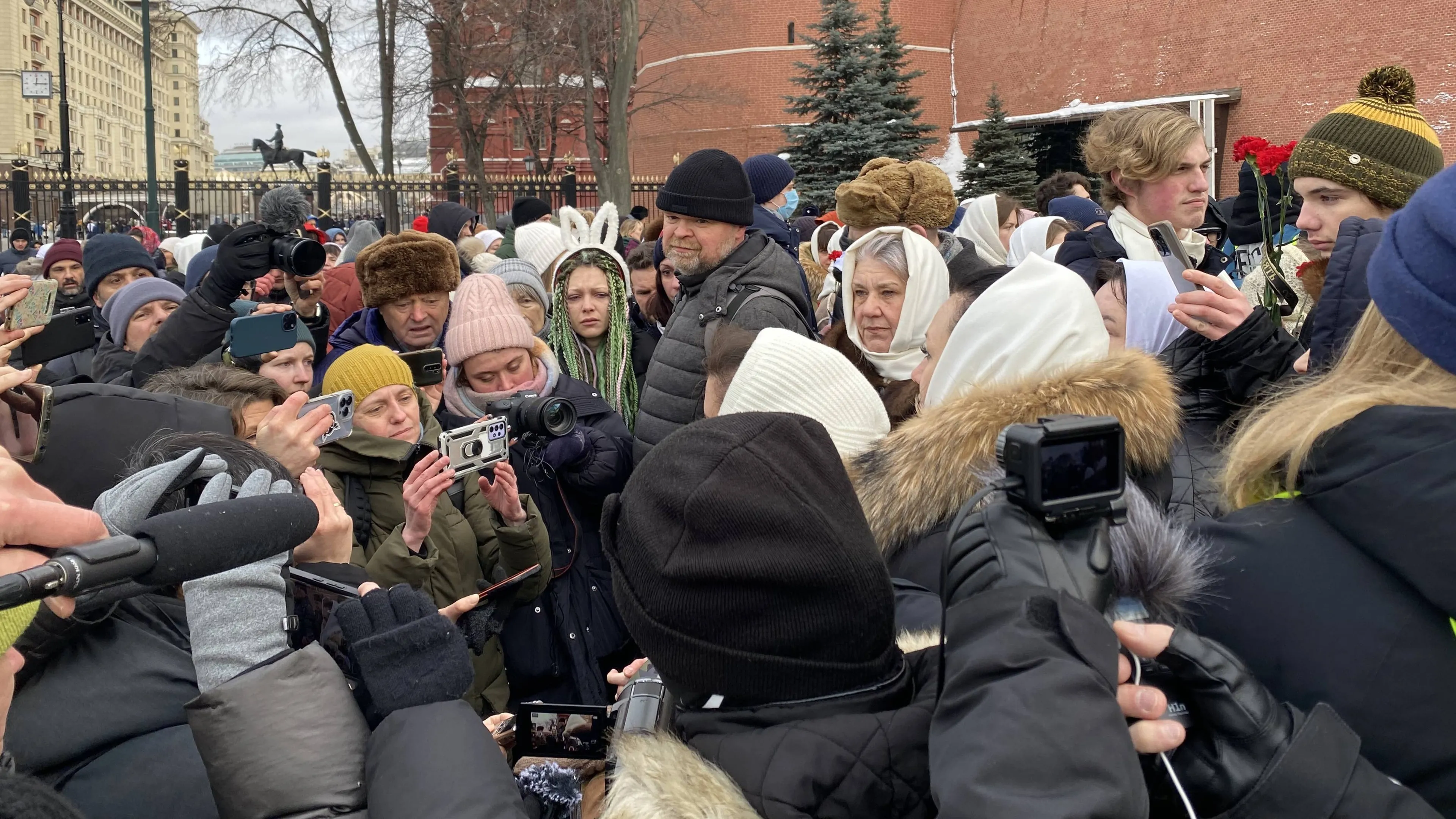 NOS-journalisten opgepakt bij protest in Moskou, minister zint op reactie
