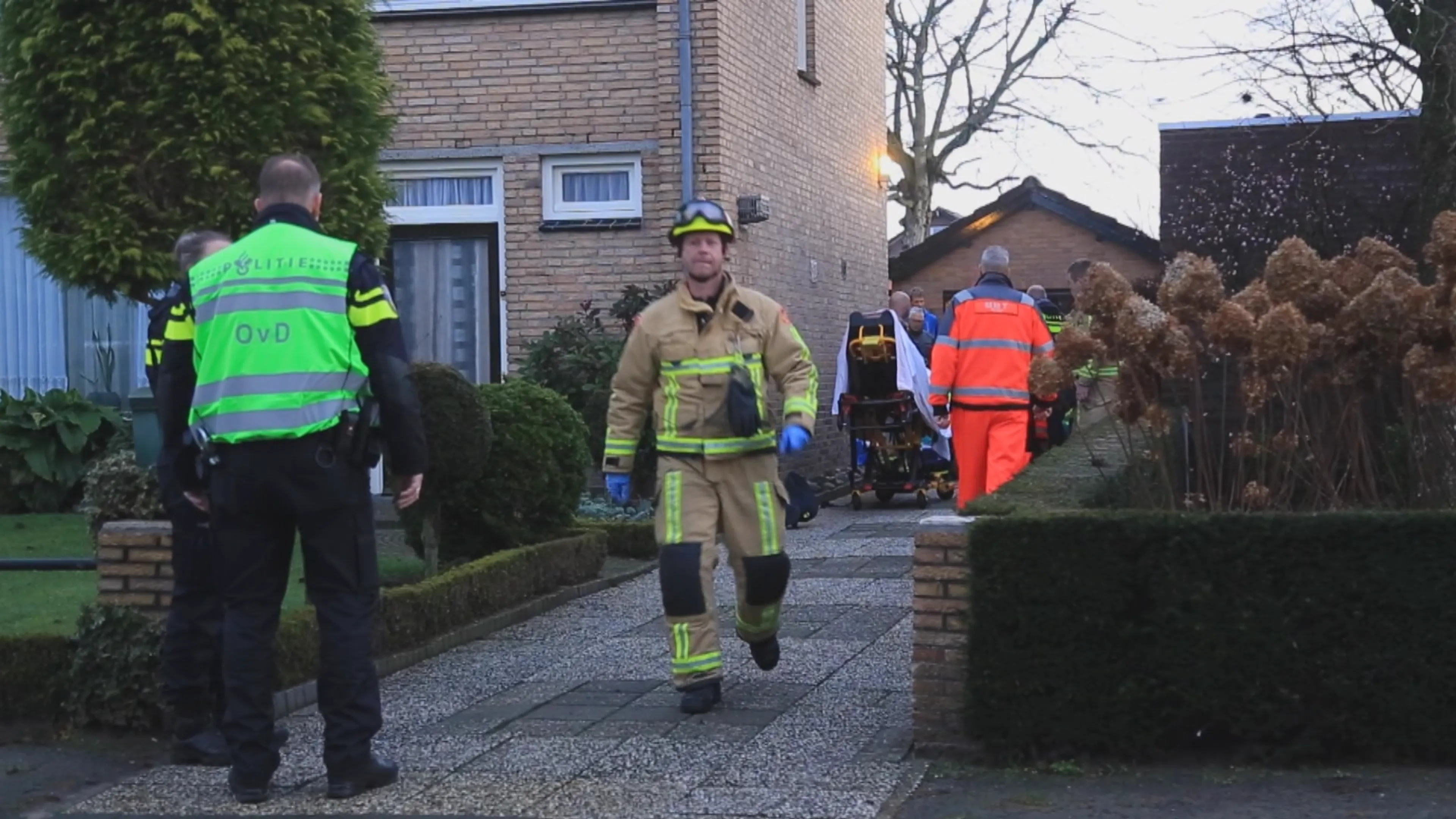 Man raakt bekneld onder zijn auto in De Mortel en overlijdt