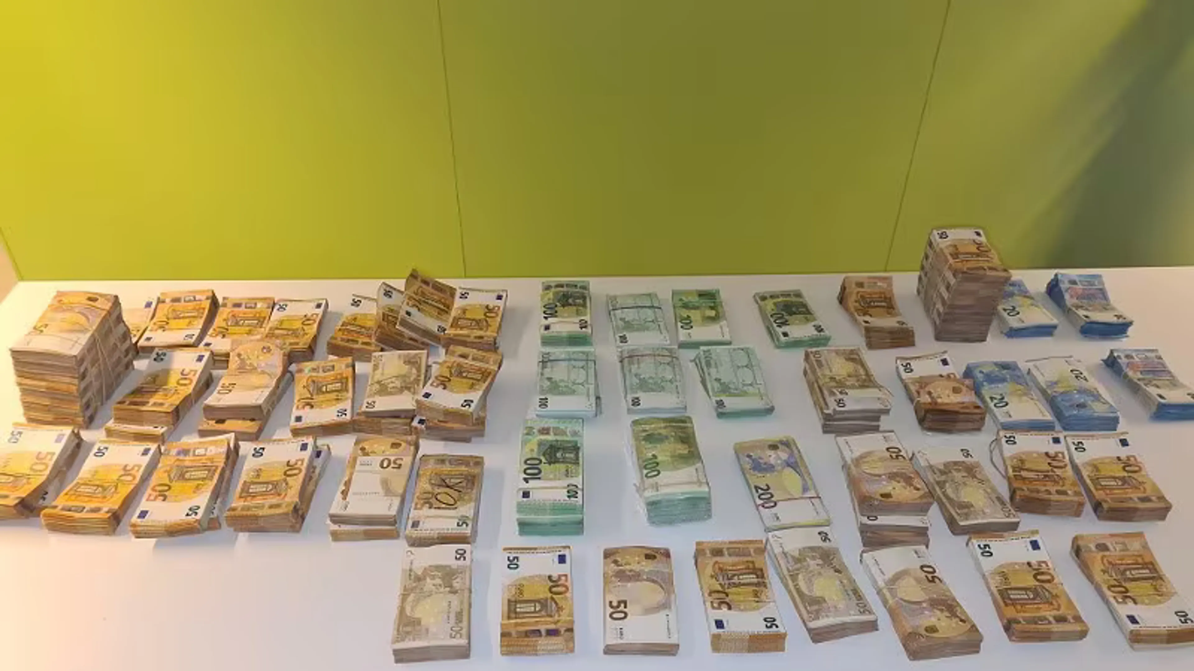 Politie vindt een miljoen (!) euro cash in auto tijdens verkeerscontrole in Haarlem