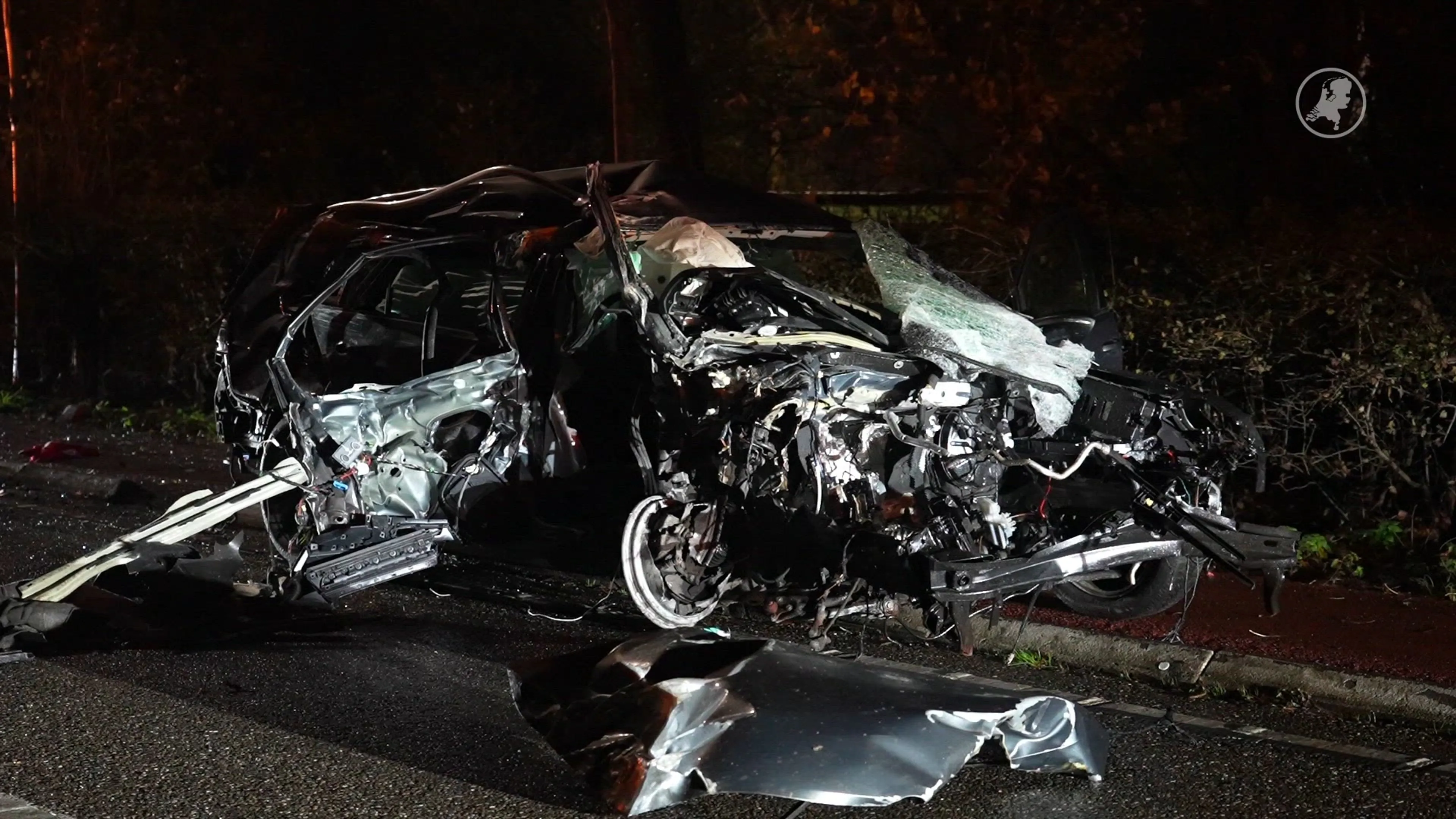 'Auto crasht tegen twee bomen na politieachtervolging in Oosterhout'