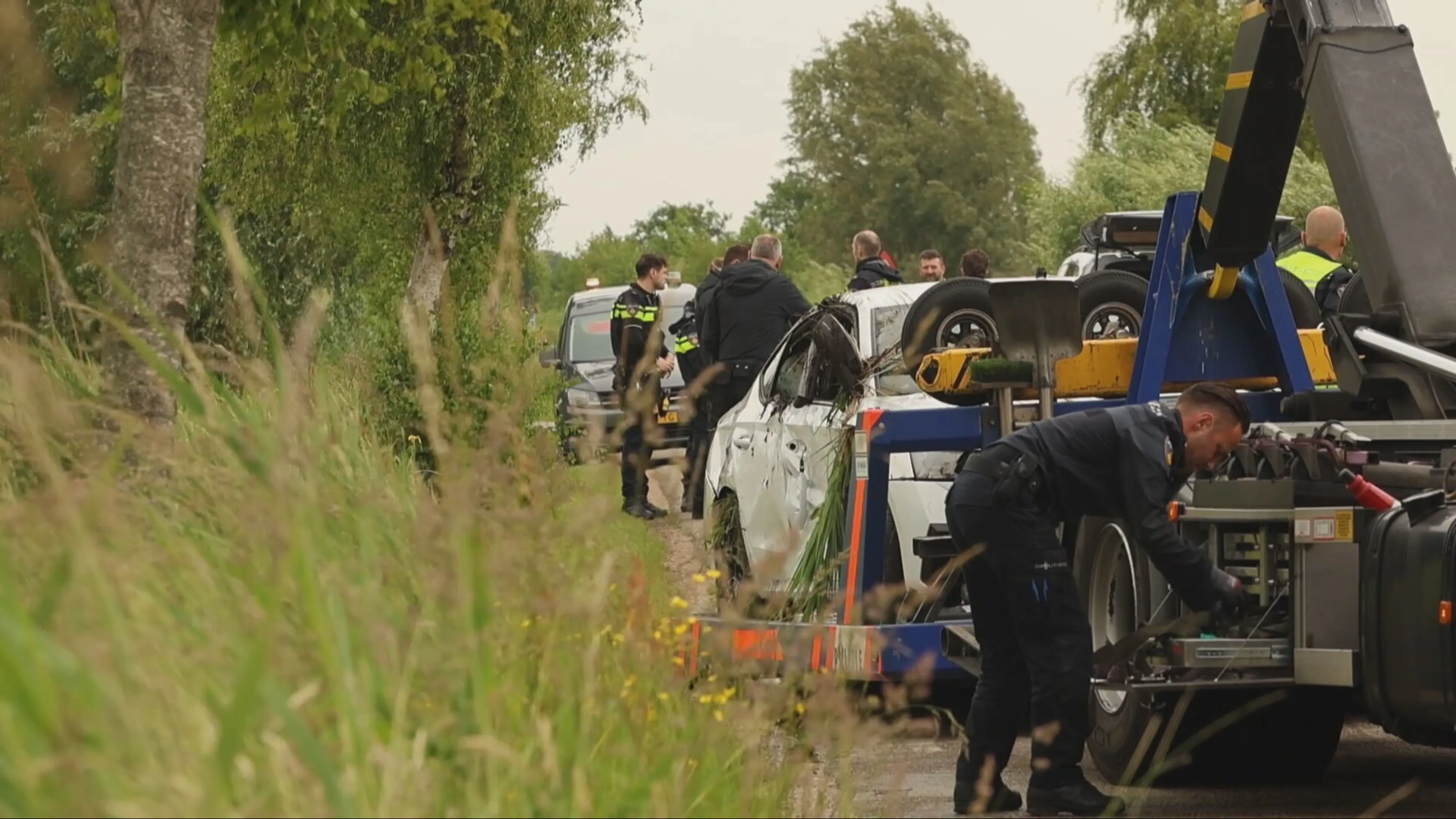 Auto met twee overleden personen gevonden in water Vinkeveen