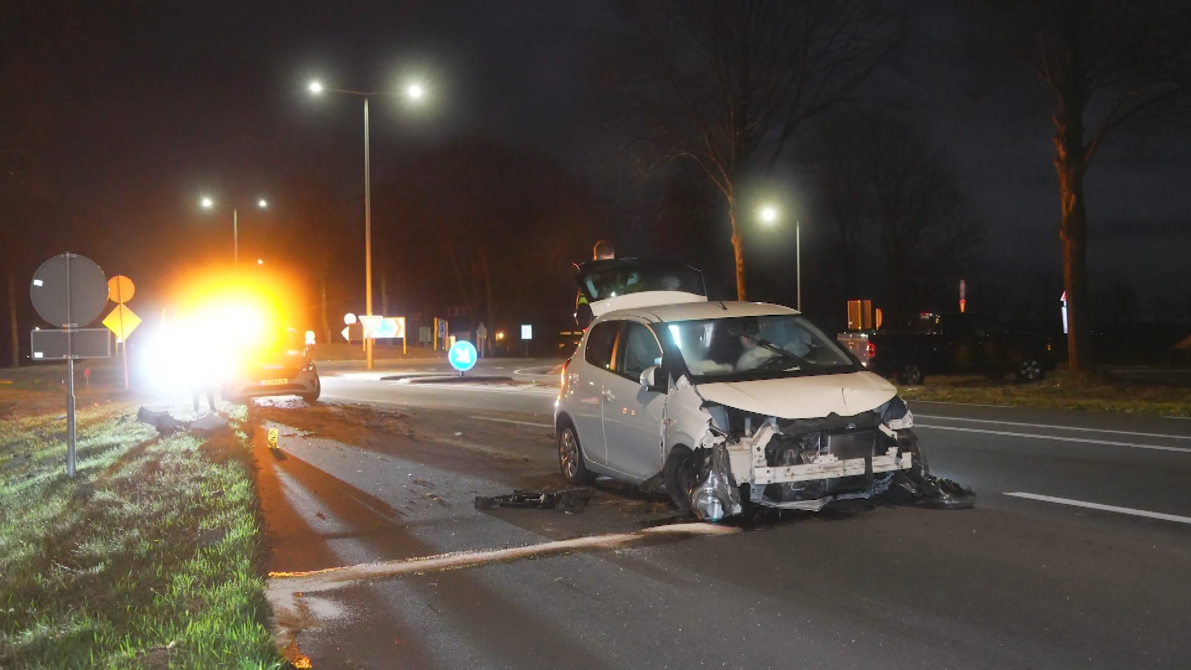 Auto vliegt over rotonde in Balkbrug: bestuurder naar ziekenhuis