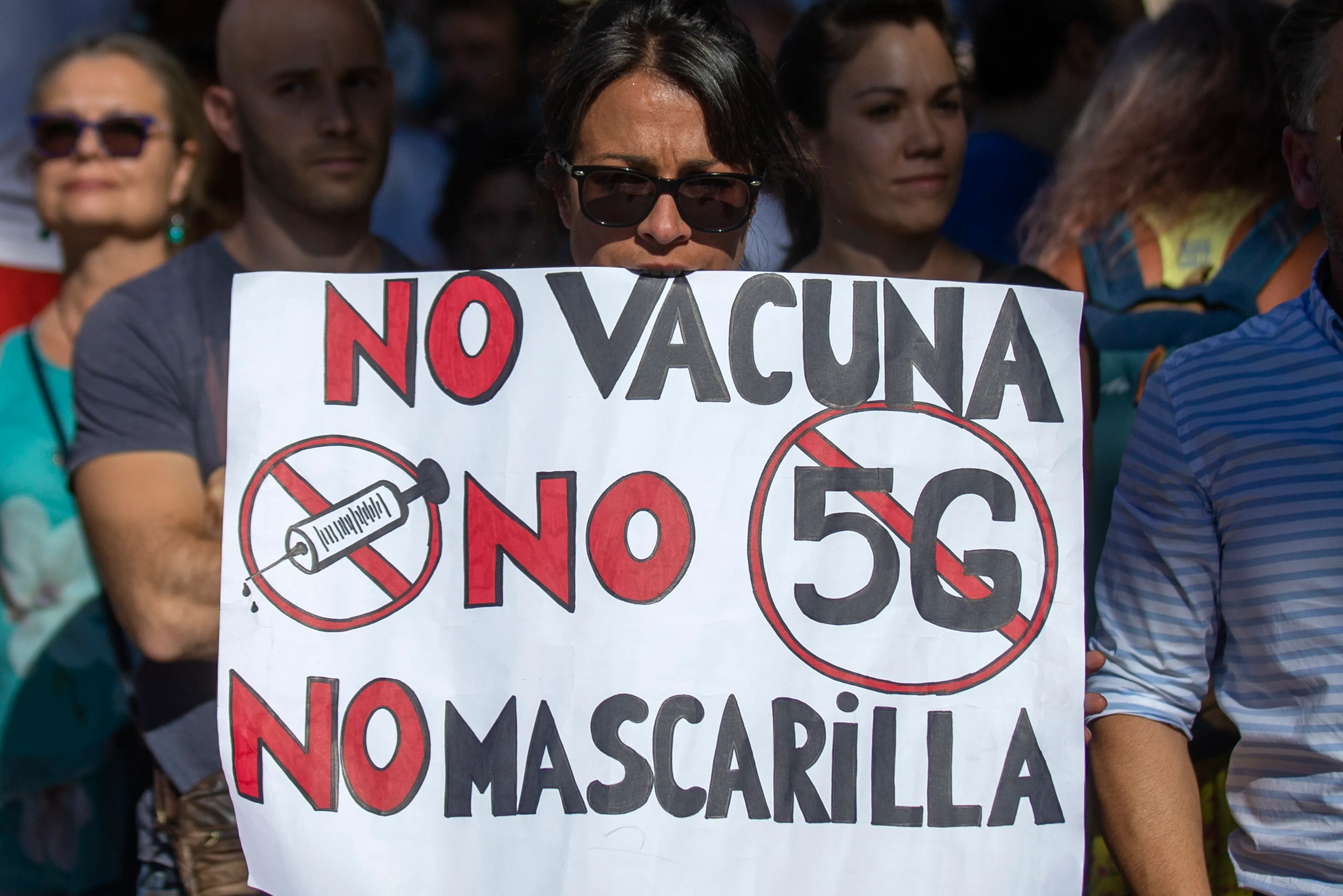 V-Day voor complotdenkers: 'Gevaccineerden worden vandaag gemicrowaved door 5G'