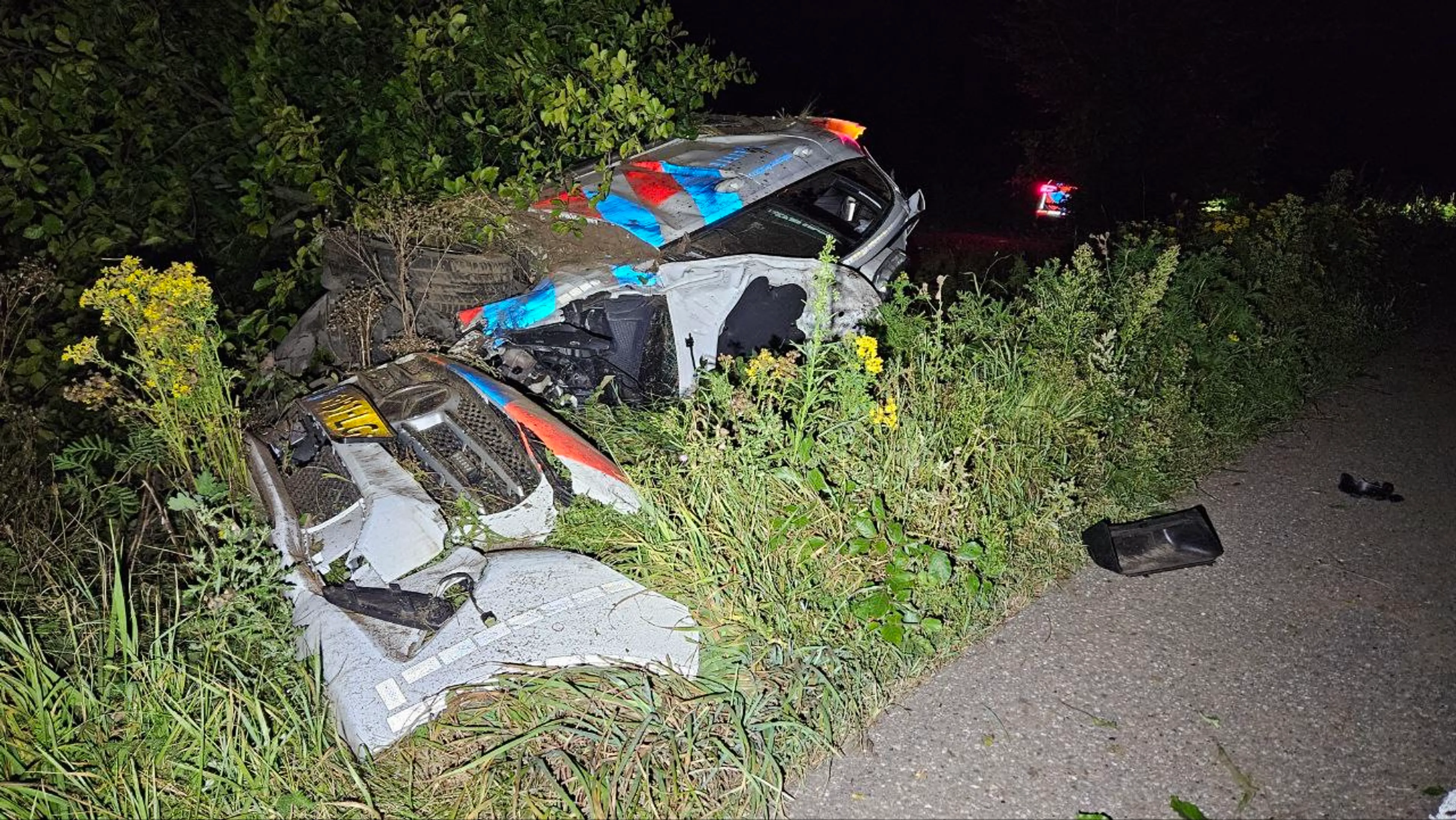 Agenten gewond na crash: politiewagen belandt in sloot bij Winterswijk