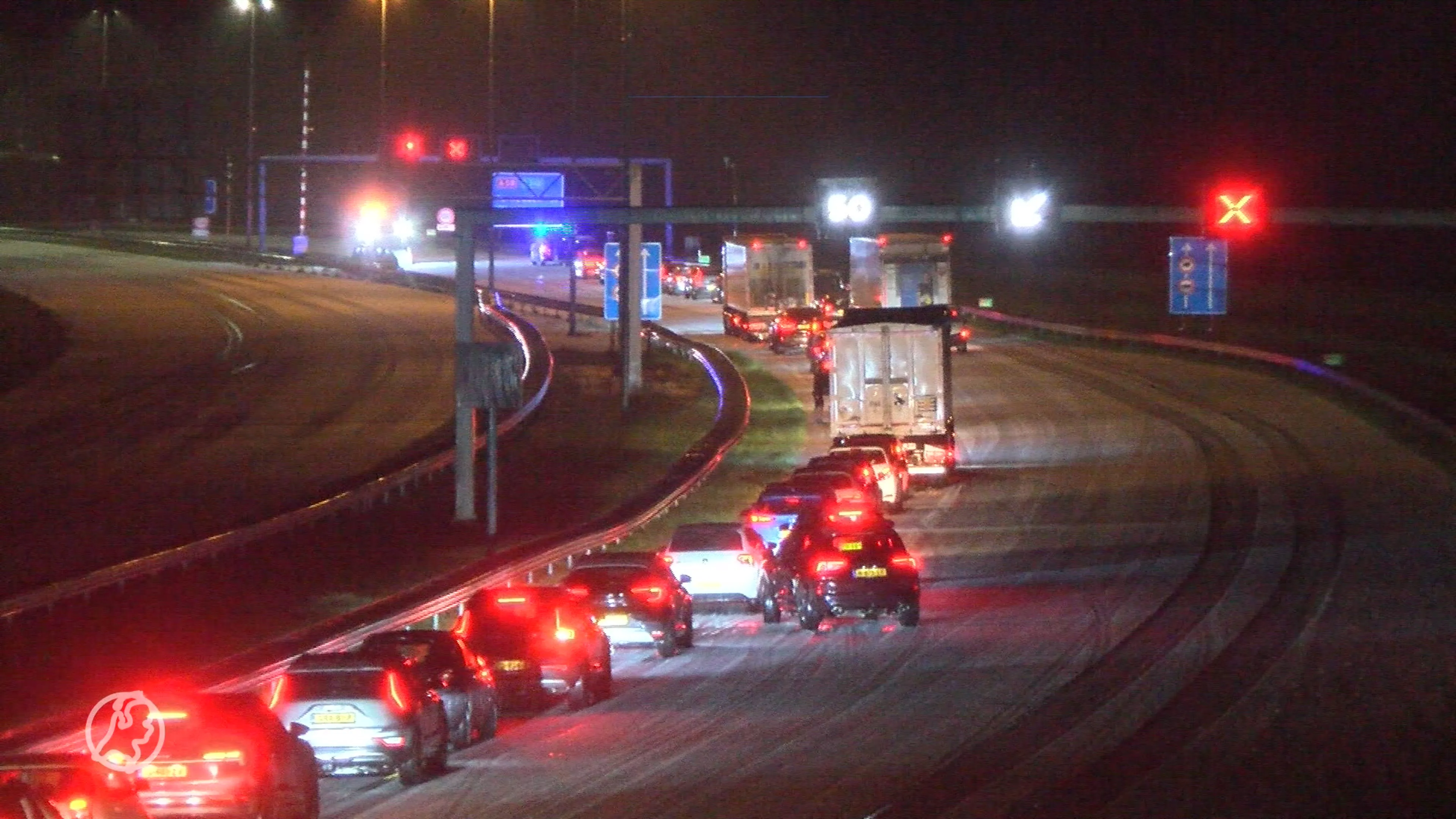 A58 dicht na ongevallen door gladheid bij Vlaketunnel
