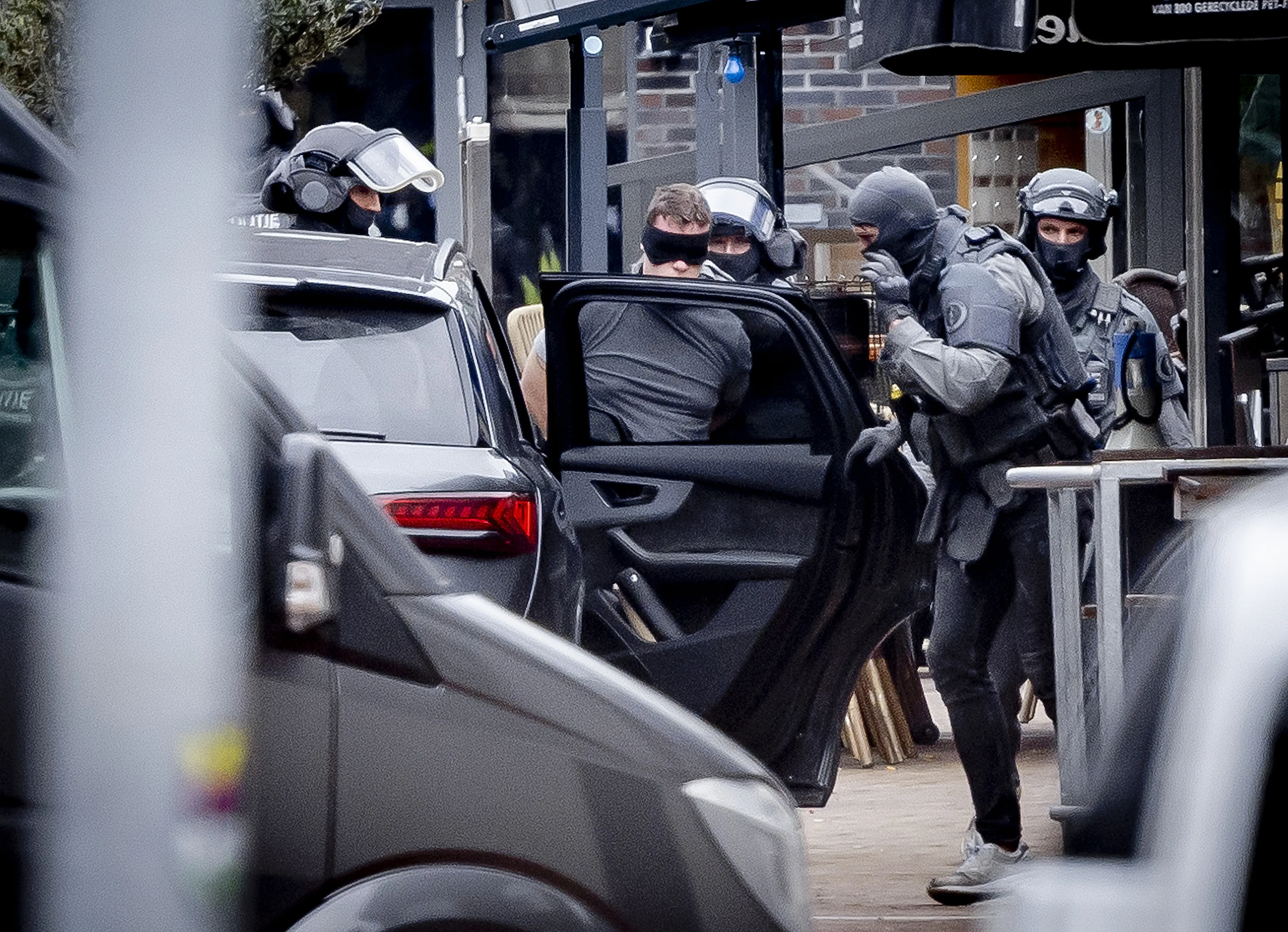Gijzeling Ede afgelopen na arrestatie: gijzelnemer geboeid en geblinddoekt afgevoerd