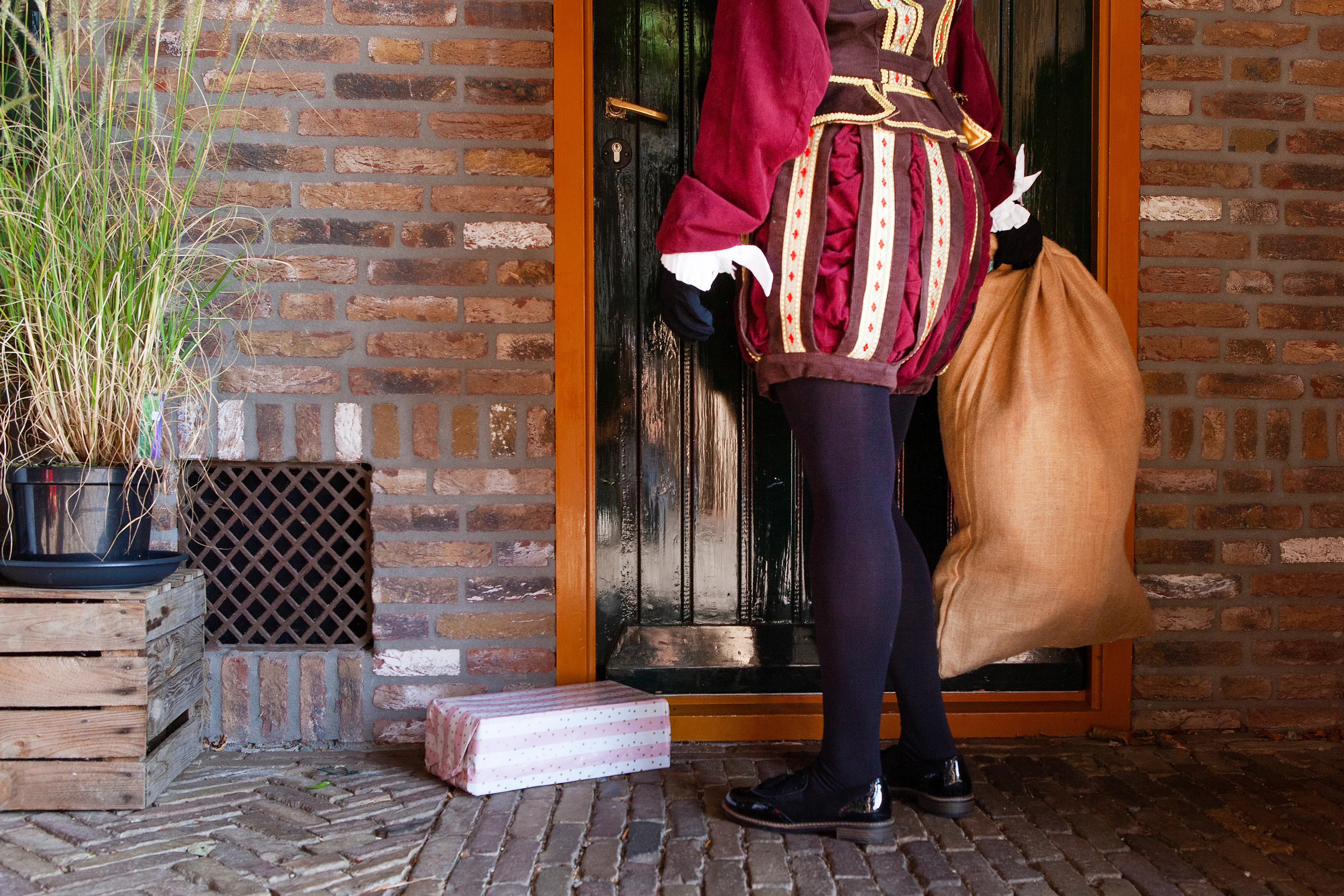 Vol verwachting klopt het hart van arme gezinnen: sinterklaascadeaus mogelijk vertraagd door problemen V&D