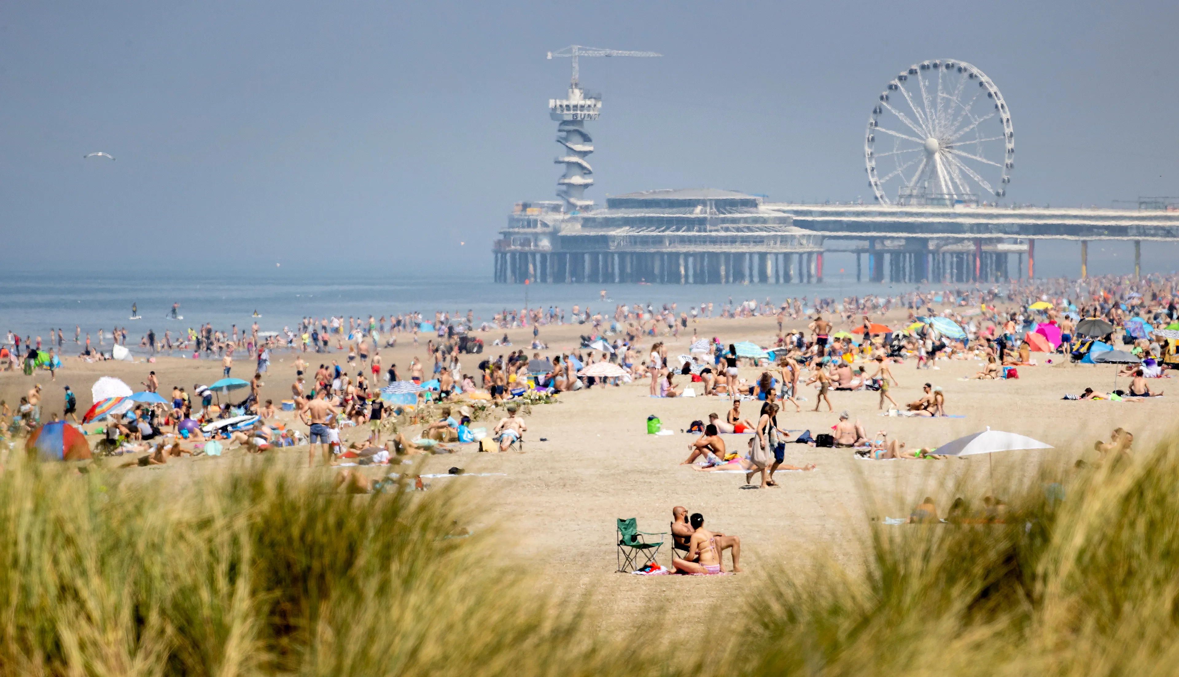 Topdrukte op het strand van Scheveningen: 'Ga niet tegelijk weer naar huis'