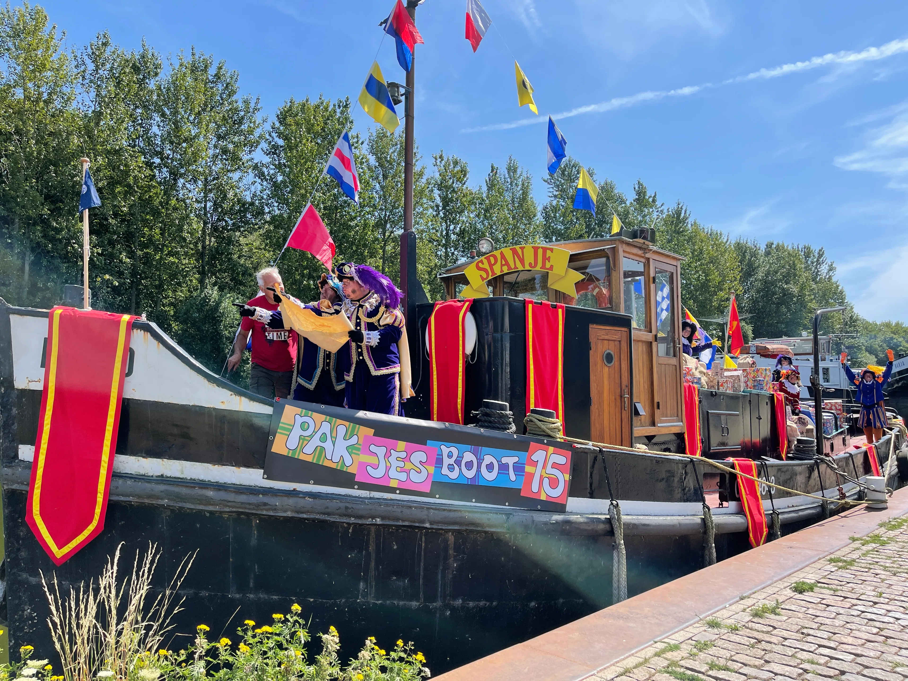 Hartje zomer, maar in Tilburg vaart Sinterklaas nu al op de Pakjesboot